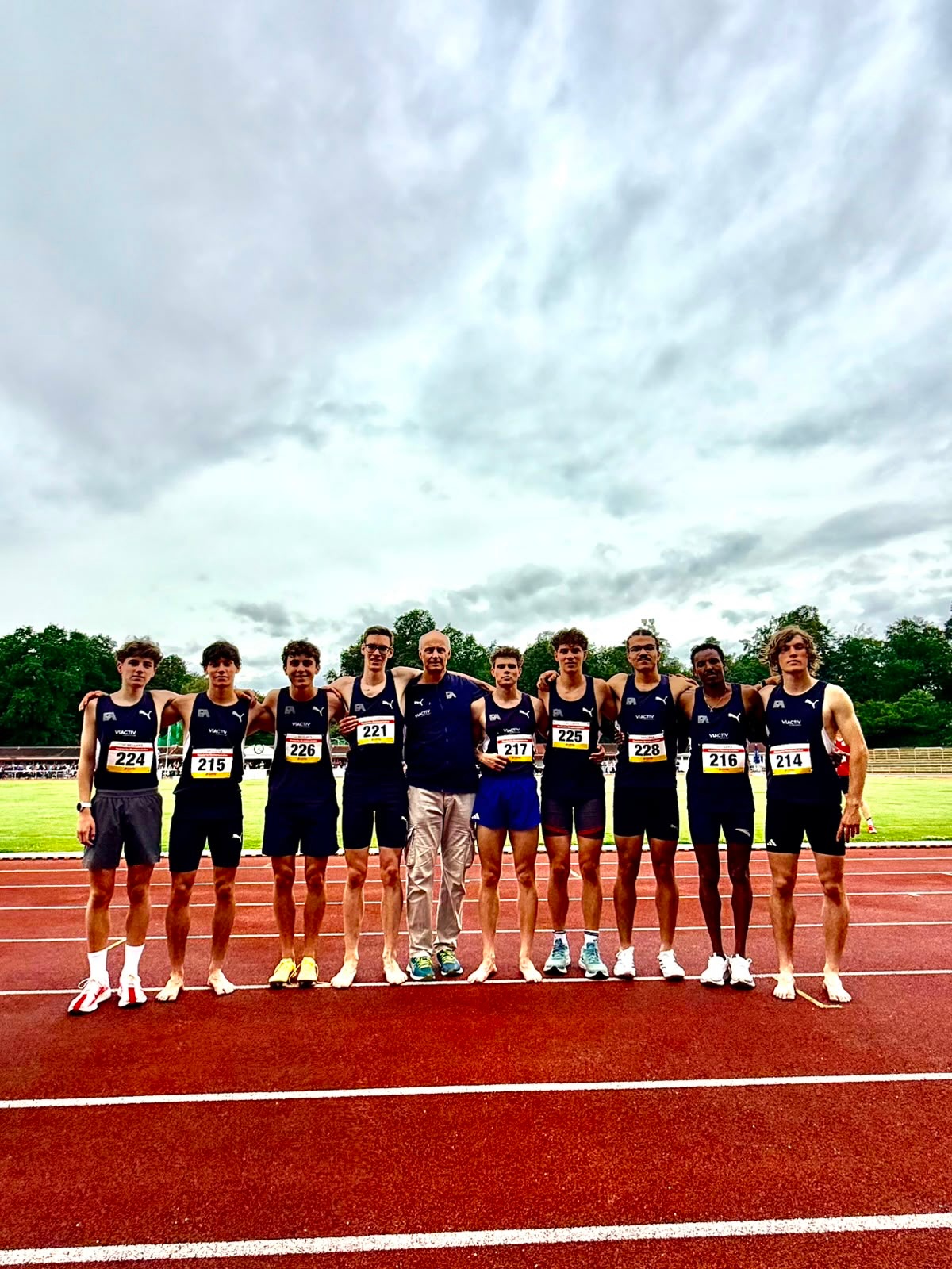 Bevor das Wochenende beginnt, noch ein recap der letzten Wettkampf-Woche:
Bei dem Hessischen Staffelmeisterschaften sicherte sich die 3x1000m Staffel der Männer den Sieg inklusive DM-Norm 💪! In der U20 reichte es für Platz 5️⃣ und ebenfalls DM-Norm 👏.
Bei den U18/U20 Hessischen Meisterschaften in Fulda waren 8️⃣ Fa-Athleten erfolgreich unterwegs und konnten folgende Ergebnisse erzielen:
Einen Titel inklusive PB (11,58m) für @marielena.sdr im Dreisprung der U18 🥇
Platz 🥉 für Nathan Appel @the2appels über 400m in 52,05s und über 800m in 2:01,74min 🙌
Silber 🥈 für @paul_.lewerenz_ im selben 800m Rennen mit einer Zeit von 1:59,78min
Platz 🥉 für @eileen.jnr über 100m der U18 in neuer Bestzeit von 12,24s.
Über 200m gab es erneut 🥉, diesmal für @katharina_.hld 💪.
Und eine starke 🥈-Staffel in der U18 von @lenaaaa.byr , @katharina_.hld , @marielena.sdr , @eileen.jnr
Wir gratulieren zu diesen tollen Leistungen! 🙌