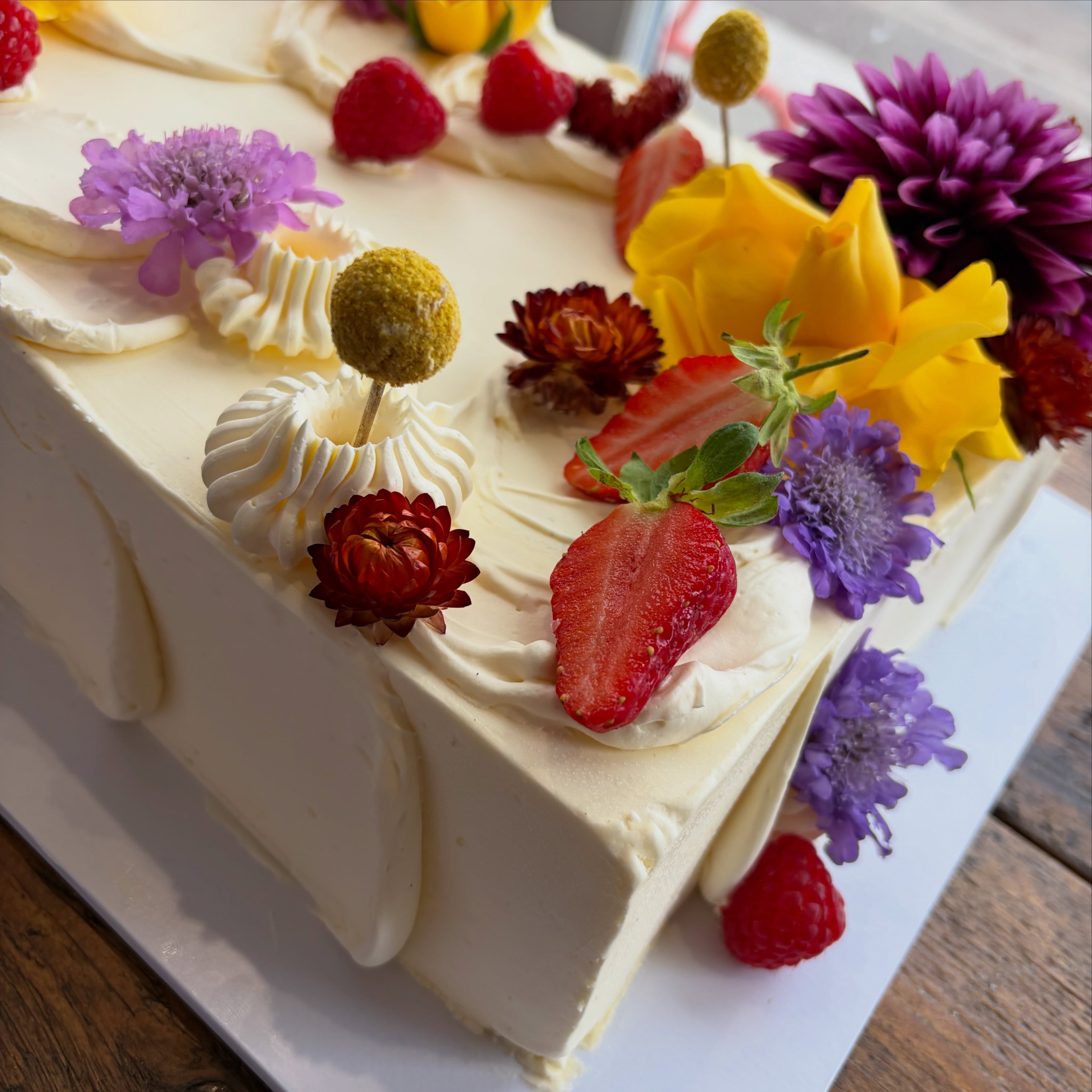 Finally feeling like June with some ☀️ and this Mexican themed colour way for a birthday baby shower party cake! 🌺🌸🌼 Sheet cakes are the cake slicer’s dream, AND always look amazing!
Feel bit like a broken record in a good way at the moment! Another busy week of weddings, birthdays, market, cafe cakes and this beaut amongst them… trying to squeeze in something other than work and parenting during Wedding Season feels like an elusive pipe dream 😆. Somewhere amongst all the children and work juggles it was our ten year wedding anniversary yesterday, and honestly, wow, time flies when you’re having fun! Special shout out to my beautiful girl @charlottebreckwoldt for sending flowers from the other side of the world too! 💛
#sheetcake #celebrationcake #dealkent #birthdaycake #cakeorder