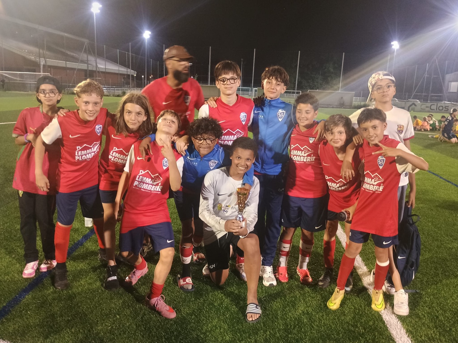 🔵🔴 U13 – Tournois 🔵🔴
👏 Belle représentation de nos U13 ce week-end !
🥉 L’équipe de Fabrice termine 3e à La Filière
🌙 L’équipe de Momo finit 7e à Thyez en semi-nocturne
Bravo à tous pour votre engagement et ces beaux résultats ! 💪⚽ 🔵🔴