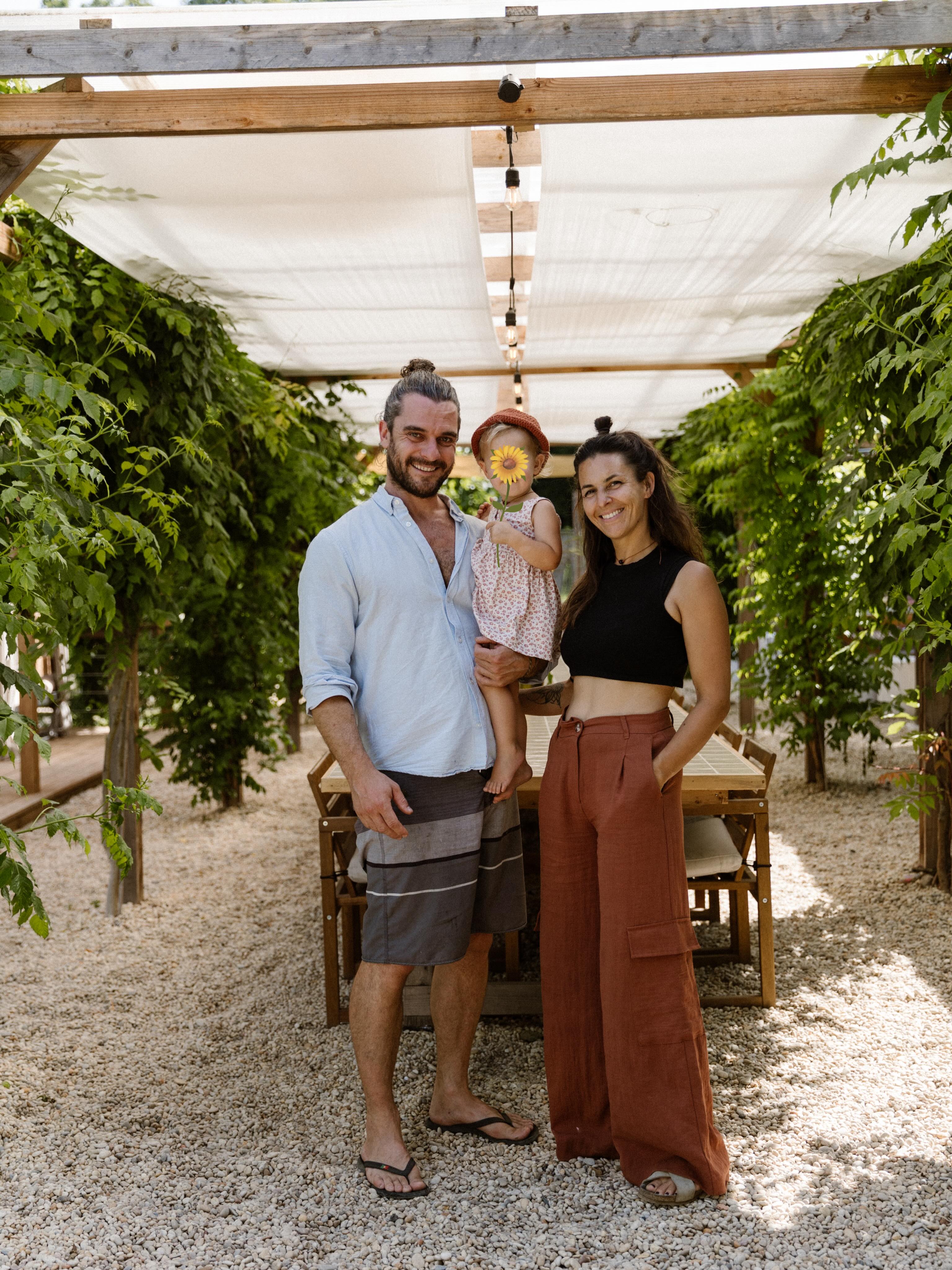 New family photo!
This is us; Giel, Karin and Selah.
Your hosts for all the Deveza retreats, family holidays and winter stays and who knows, maybe even weddings in the future 😉
Giel is the visionaire, carpenter and chef de cuisine of the quinta and
Karin is the decorator, back office captain and breathwork facilitator of the place.
Selah is our little big happy animator and makes friends with all ages.
Quite the social team together 😆
📸 by @ninaalbadajelgersma 😍