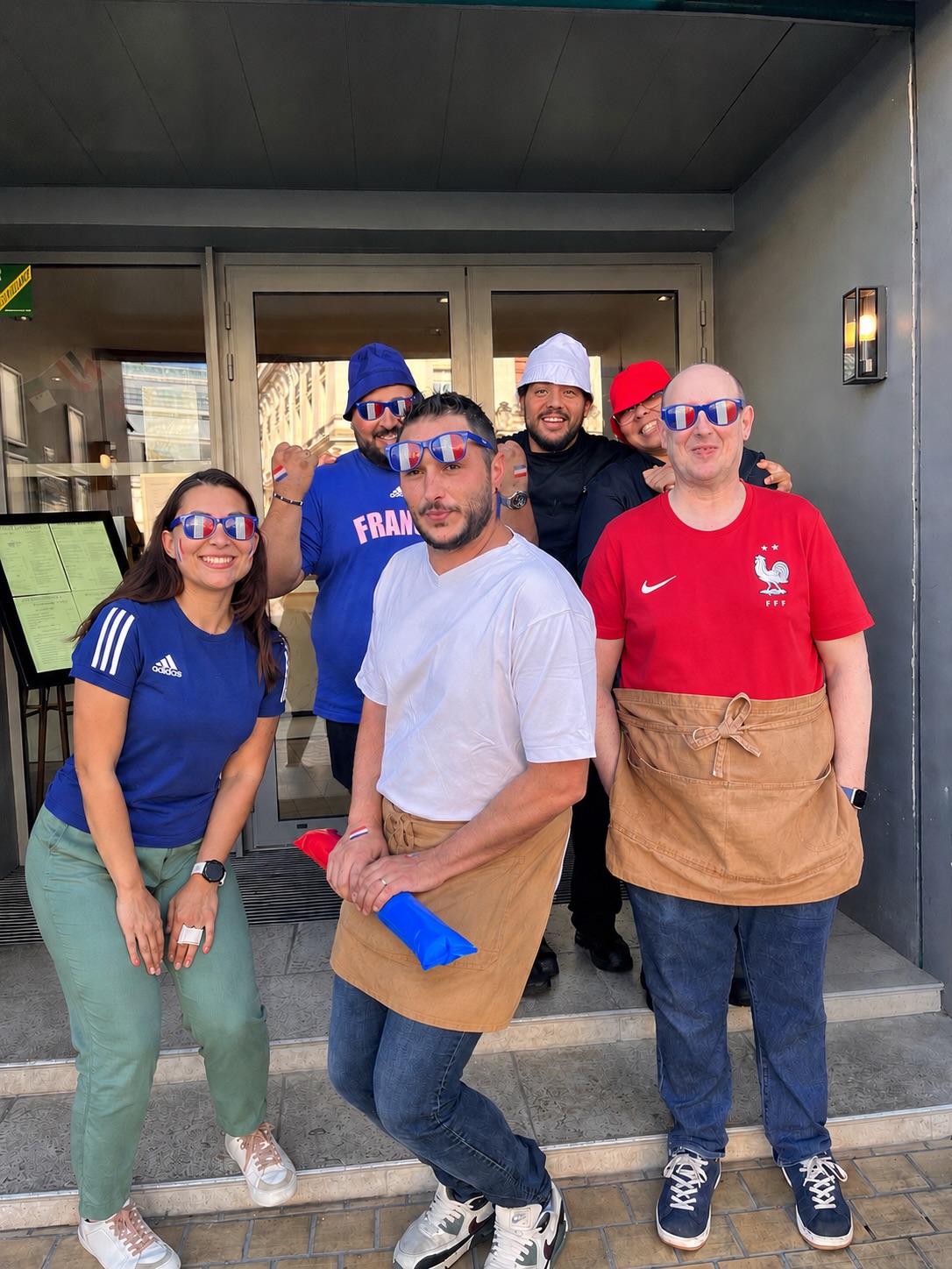 Le Saint-Jean se vêtit en Bleu Blanc Rouge !
@rayan_cherki a lancé la tendance 🇫🇷😎
- Nous, on a tenté la même photo… 🙊
Lui marque des buts.
- Nous, on marque les esprits avec nos saveurs dans les assiettes. 🍽️🔥
Résultat validé, buts à marquer ce soir et aller les Bleus @equipedefrance ⚽️👨🏻🍳
——
#lesaintjeanbordeaux #bordeauxmaville #espritfootball #dreamteam #restaurant