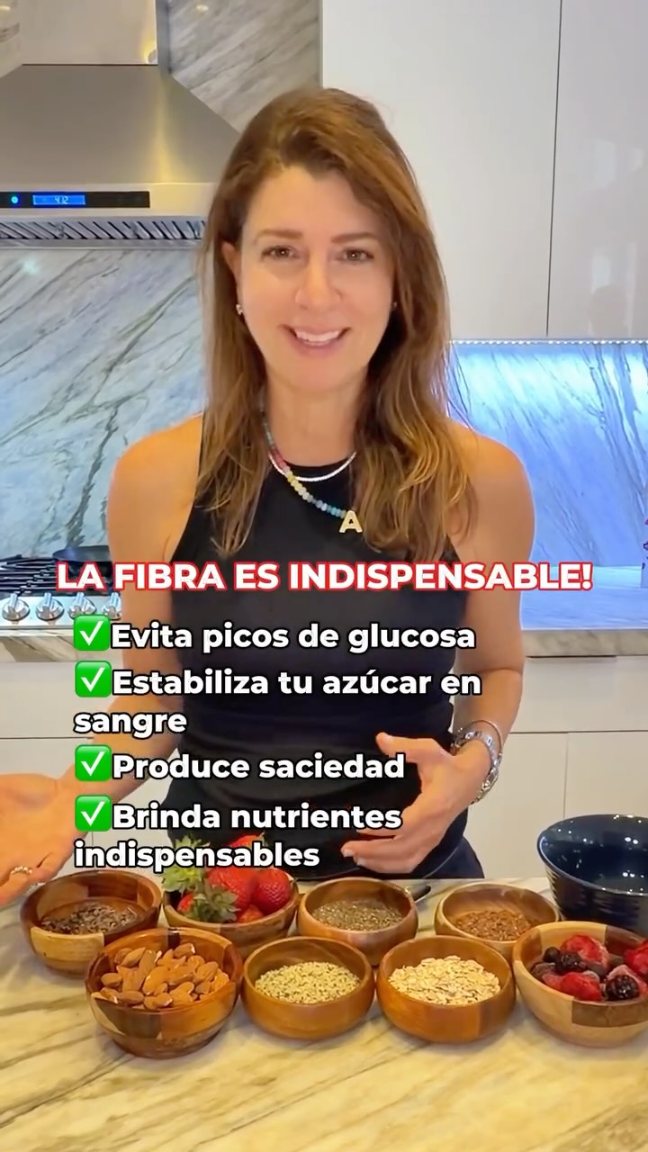 ¿Sabías que la mayoría de las personas no consume ni la mitad de la fibra que necesita cada día?
Mientras todos hablan de proteína, muy pocos hablan de fibra. Y sin ella, tu microbiota, tu digestión, tu saciedad e incluso tu salud metabólica pueden verse afectadas.
Por eso hoy les comparto uno de mis desayunos favoritos: fácil, rápido y con aproximadamente 25-28 gramos de fibra.
✔️ Berries: antioxidantes y compuestos antiinflamatorios.
✔️ Chía: fibra soluble que ayuda a alimentar las bacterias beneficiosas del intestino.
✔️ Hemp hearts: proteína vegetal y grasas saludables.
✔️ Cacao nibs: ricos en polifenoles que también favorecen la microbiota.
✔️ Avena: una excelente fuente de beta-glucanos, fibras asociadas con beneficios para la salud intestinal y cardiovascular.
No necesitas recetas complicadas para comer mejor. A veces, pequeños cambios repetidos todos los días generan los mayores resultados.
¿Cuántos gramos de fibra crees que consumes al día? Déjamelo en los comentarios: menos de 15 g, entre 15 y 25 g, o más de 25 g.
#Fibra #saludintestinal #microbiota #nutrición #desayunosaludable