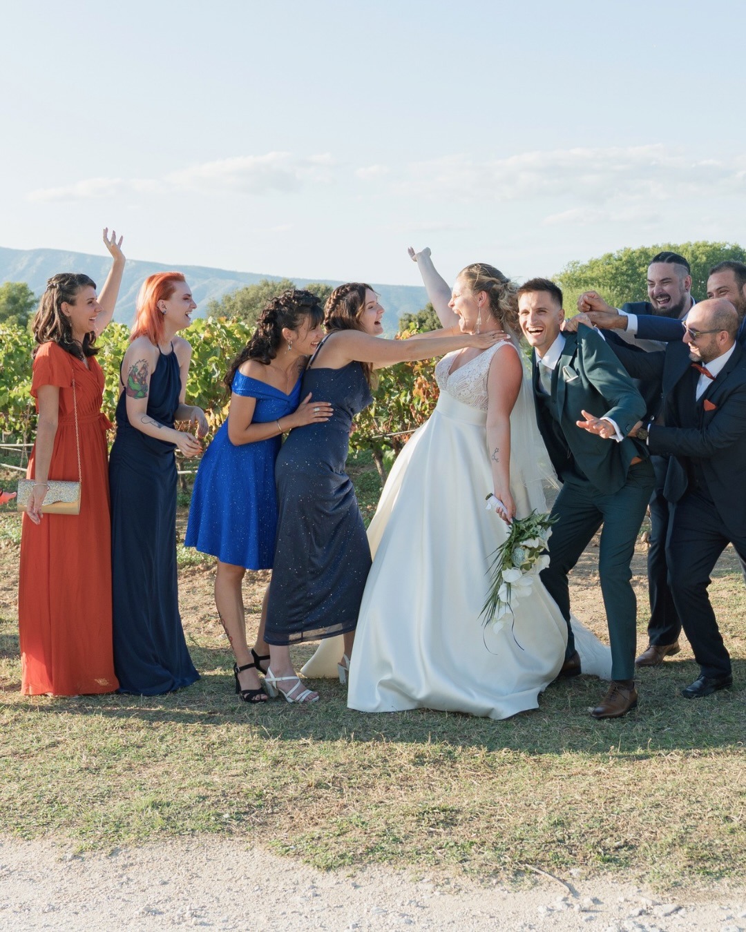 Les plus beaux souvenirs ne sont pas toujours ceux que l’on prépare… mais ceux que l’on vit pleinement ✨
Entre éclats de rire, complicité et émotions sincères, chaque instant devient inoubliable.
Parce qu’un mariage, c’est avant tout le bonheur d’être entouré des personnes qui comptent le plus 🤍
📸 @cruz_prod13 • Partenaire photo & vidéo
#MasDesAureliens #MariageDException #WeddingVenueFrance #ProvenceWedding #MomentsInoubliables