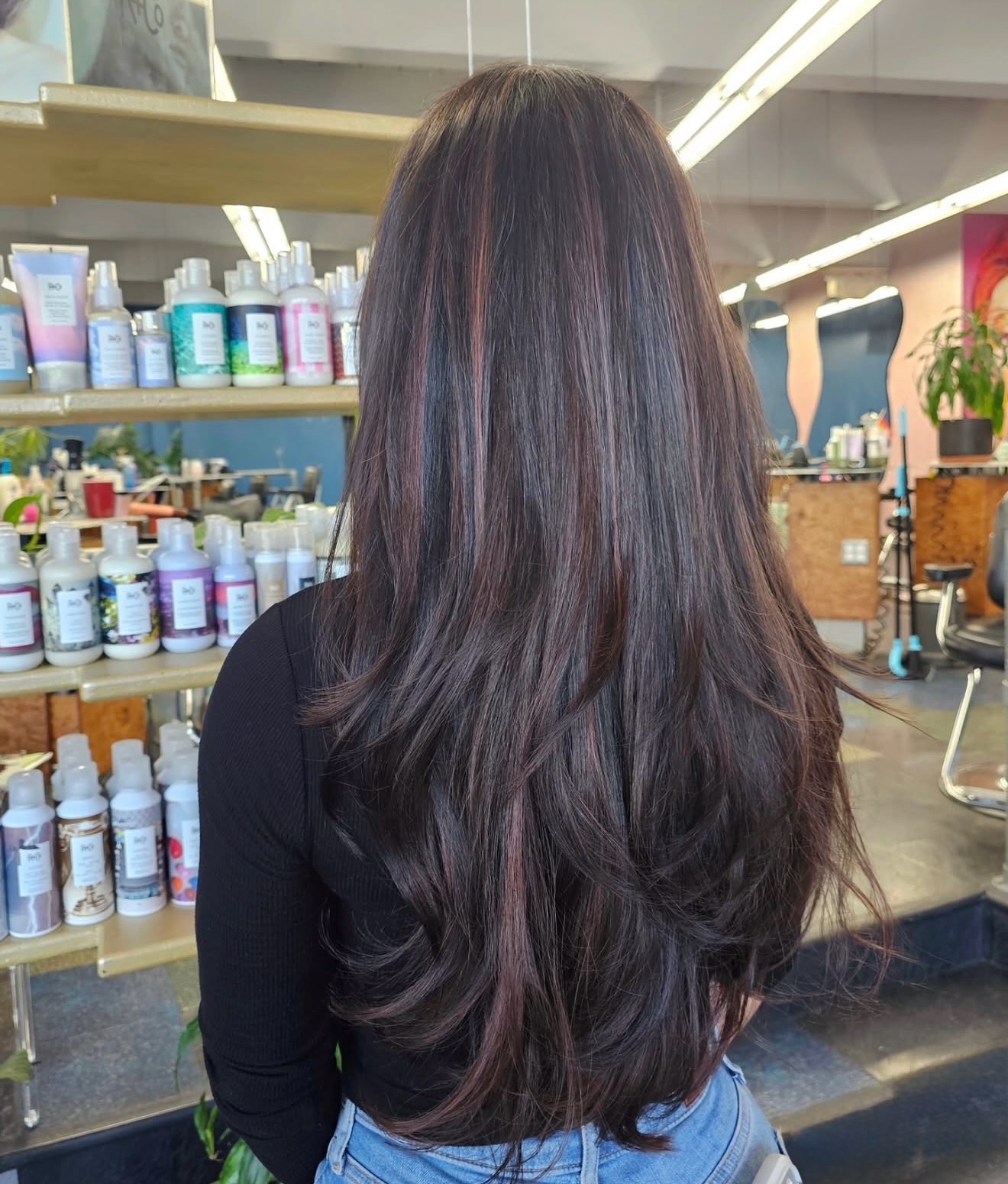 Just got my chocolate fix! 🍫✨ Loving this rich balayage and fresh layers that bring out her inner sparkle!
#BalayageGoals #FreshCut #chocolatetones