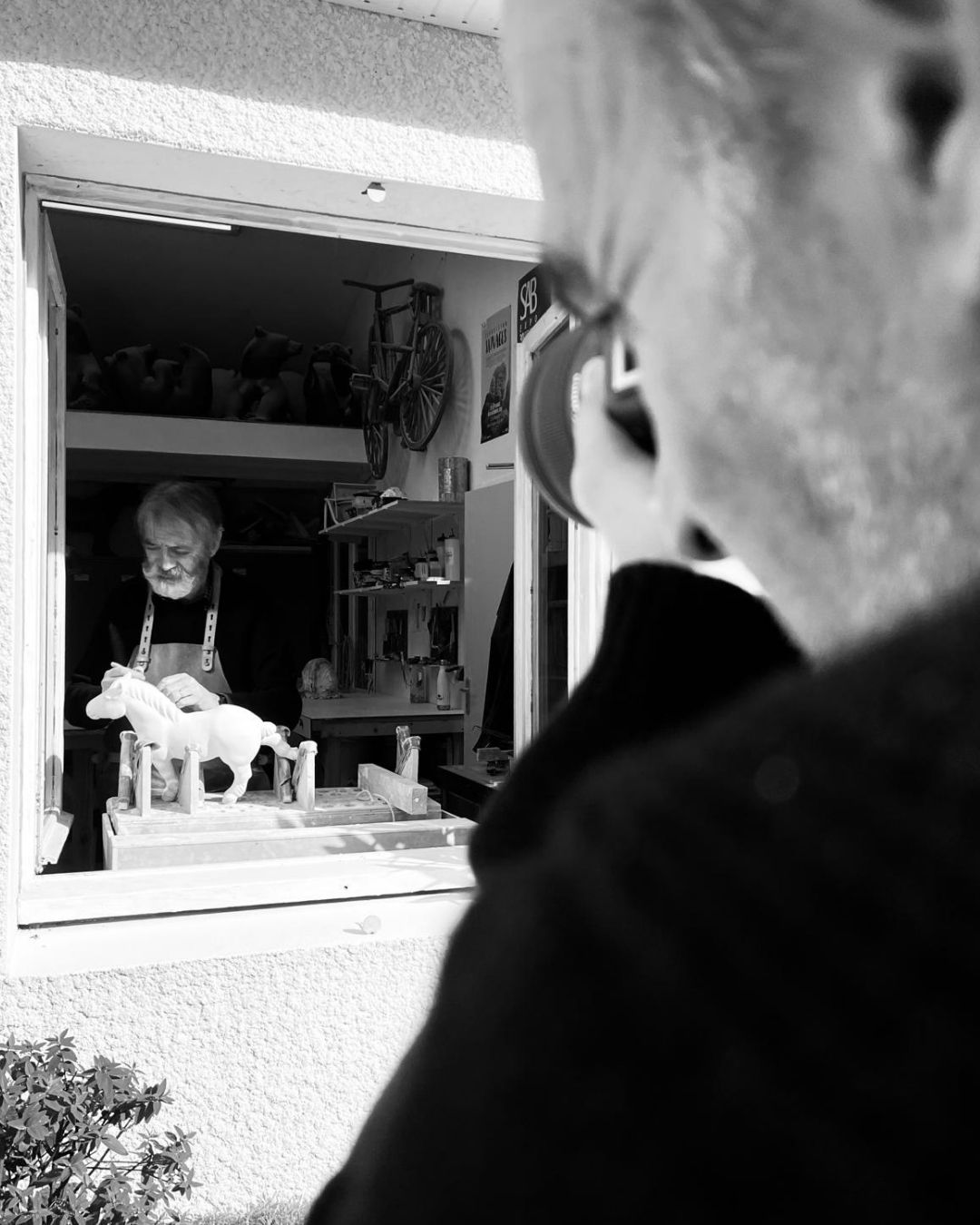 🇫🇷 Dans l'intimité de son atelier Michel BASSOMPIERRE se révèle dans l'objectif de Nikos ALIAGAS.
🇬🇧 In the privacy of his studio, Michel BASSOMPIERRE opens up to Nikos ALIAGAS's camera.
📸 @nikosaliagas
📸 Stéphane DANGER
#michelbassompierre #nikos #portrait #atelier #gorilla #argile #platre #outils
