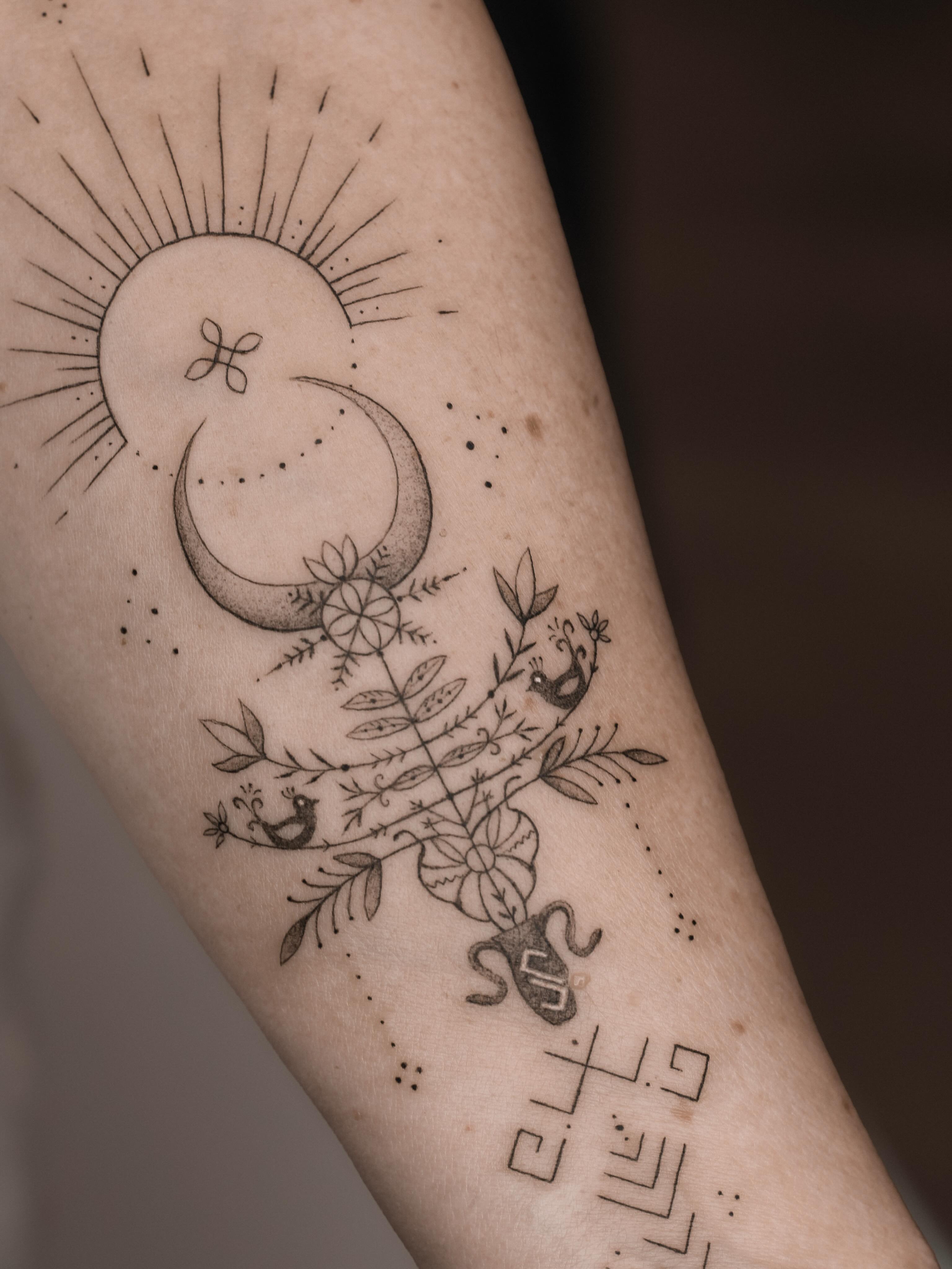 Baltų ornamentikos įkvėpta tatuiruotė, jungianti saulės ir mėnulio pusiausvyrą, gyvybės medžio augimą bei apsauginius žalčio simbolius. Ji simbolizuoja ryšį su gamta, protėviais, vidinę stiprybę ir gyvenimo ciklą.🐍✨
#tattoovilnius #vilniustattoo #vilnius #fineline #baltic