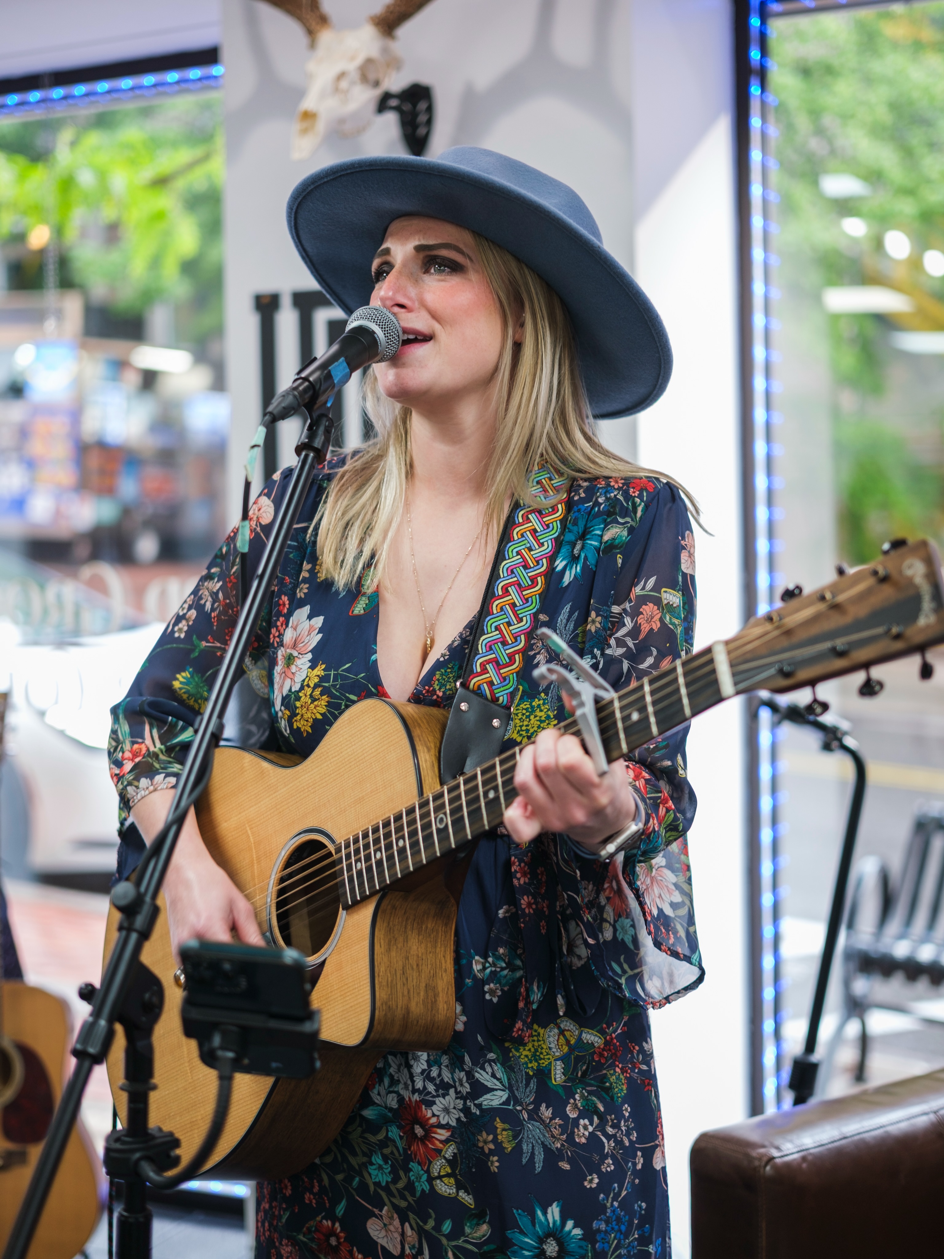💙 ɧą℘℘ყ ʄཞıɖąყ💙
Lots of great shows this summer! Check the out at: annapearlmusic.com or use the links in my bio!
Photo by: @mattjacobsproductions // @mattjacobs2189
Taken at the: @thewhiskeybarbersalonllc