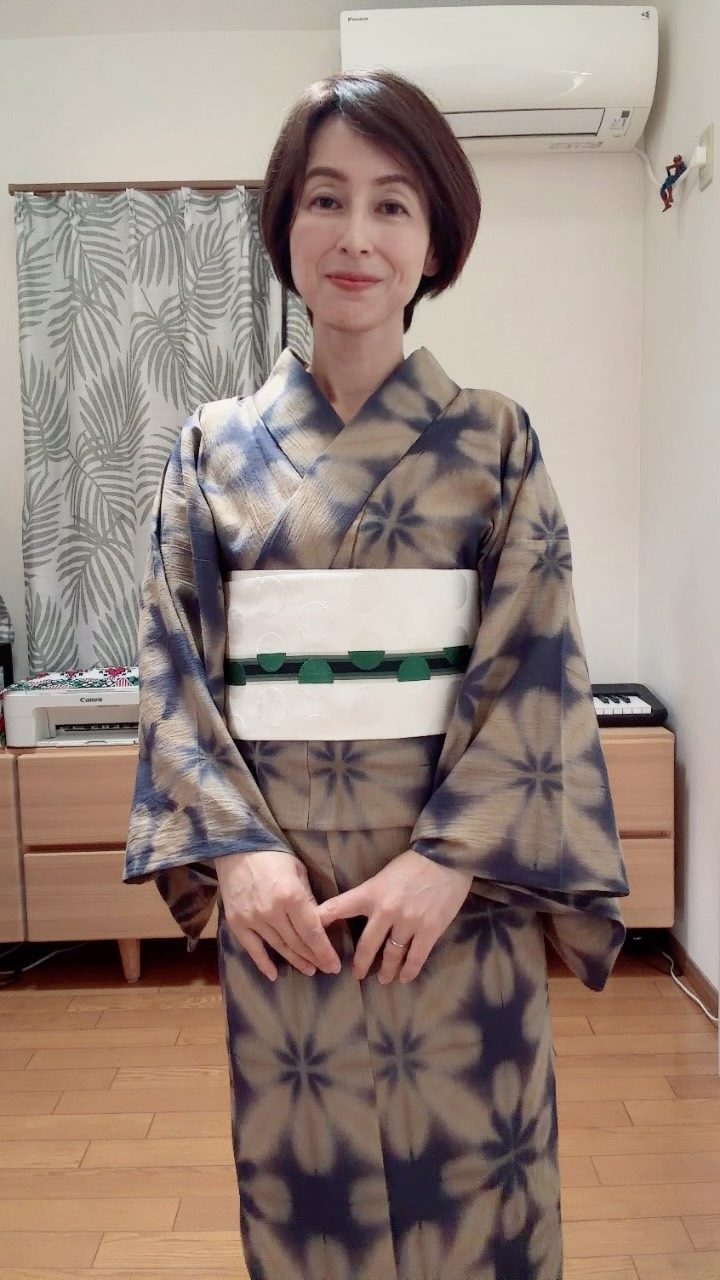 今日の帯結びは「都結び」
コンパクトにまとまりながら、帯の質感によって可愛らしくも、しっとりと女性らしくも見せてくれる結び方です
生徒さんにも根強い人気があり、私自身も若いお嬢さんの着付けを頼まれた時には、この結び方を選ぶことが多いお気に入りの帯結びです
そして今日の浴衣は、憧れだった藤井絞
実はこれで2枚目です♡
備長炭が練り込まれた生地だそうで、汗ばむ季節でも臭いがつきにくいのだとか
美しい絞りの表情はもちろん、着心地の良さにも惹かれています
夏の装いは、見た目だけでなく着る人が心地よく過ごせることも大切ですね
浴衣 藤井絞
半幅帯 博多織
#浴衣
#藤井絞
#都結び
#半幅帯
#浴衣コーデ
大人浴衣
絞り浴衣
着付け教室
着物のある暮らし
和のじかん