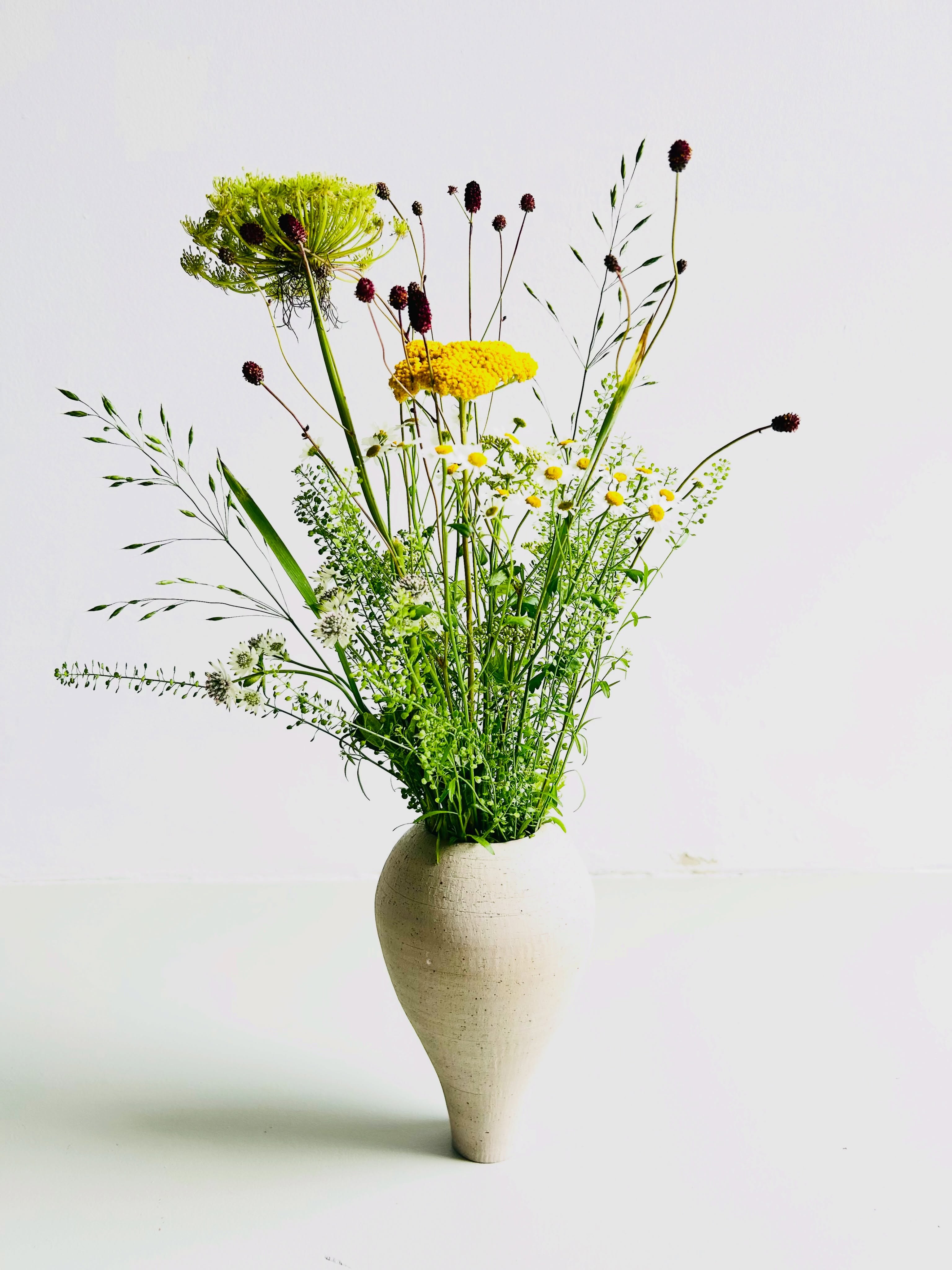 Wenn Freunde einem Blumen vorbeibringen und man immer die passende Vase parat hat. - Vielen Dank für die schönen Blumen!
Dir fehlt noch die passende Vase?
Objekte oder Workshops unter: cl-ay.de
•
When friends bring you flowers and you always have the perfect vase ready. - Thank you for the beautiful flowers!
Still missing the perfect vase?
Discover handmade pieces and workshops at: cl-ay.de
#keramik
#Drehscheibe
#zentrierung
#achtsamkeit
#vase