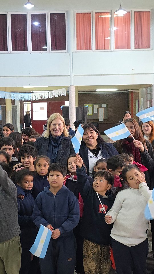 Leímos poesías, adivinanzas, hablamos del Mundial… y me contaron que aprenden a leer con el libro del Perro Pirata 🐶📖 en la Escuela N° 1130 "Cooperación Escolar" de Santa Fe.
Los conocí cuando interpretaron el Himno en lengua de señas, y desde ese día quería visitar su escuela.
Un espacio que no solo enseña: integra, incluye y abraza. De eso se trata.