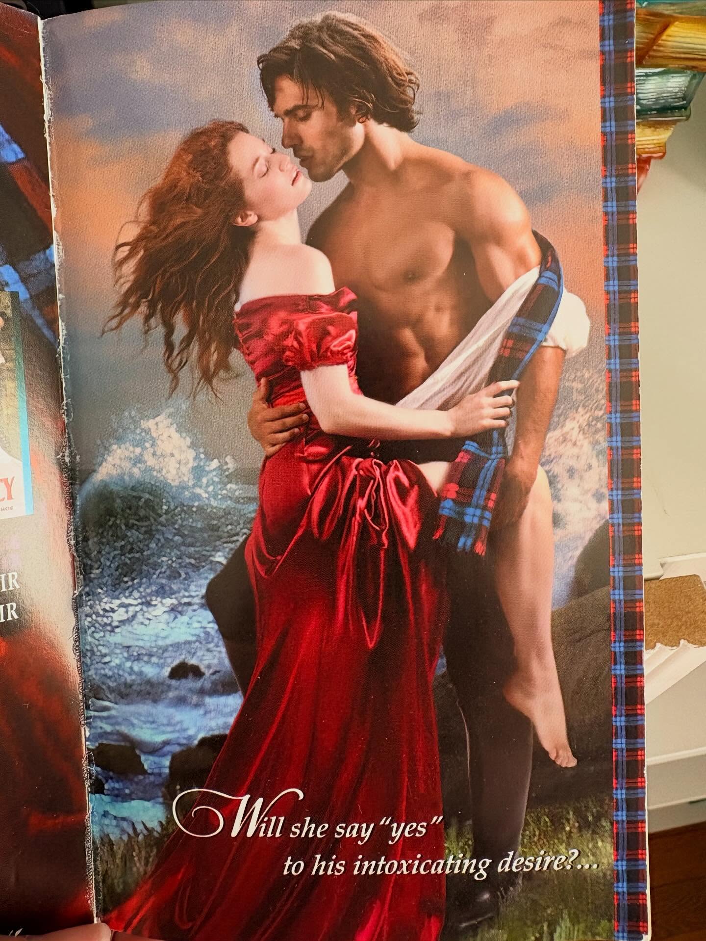Happy #StepbackSaturday
Once again I couldn’t resist picking a couple embracing at the edge of the ocean. The crashing waves a metaphor for their tempestuous love?🔥🌊
Do you recognize this one? Share your guesses for the title or author!
#historicalromance #romancereader #romancebooks