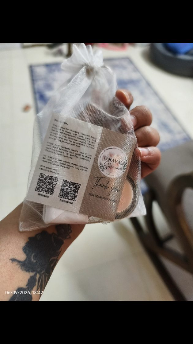 I've known Ruchi @ruchi.didwania.agarwal for more than a couple of months, and I can tell you she's a hardworking mom of a very sensible daughter ❤️
When I made the Regenerating Rose Lip Balm and the Taravali Glow Bar, my only hope was that it should make her fall in love with her skin because she deserves so much more ♥️
I'm just grateful for her and I know how hard she works for her family. I'm proud of her 💪
I hope Taravali can help her smile a little more 🥰
Much love,
Lakshita