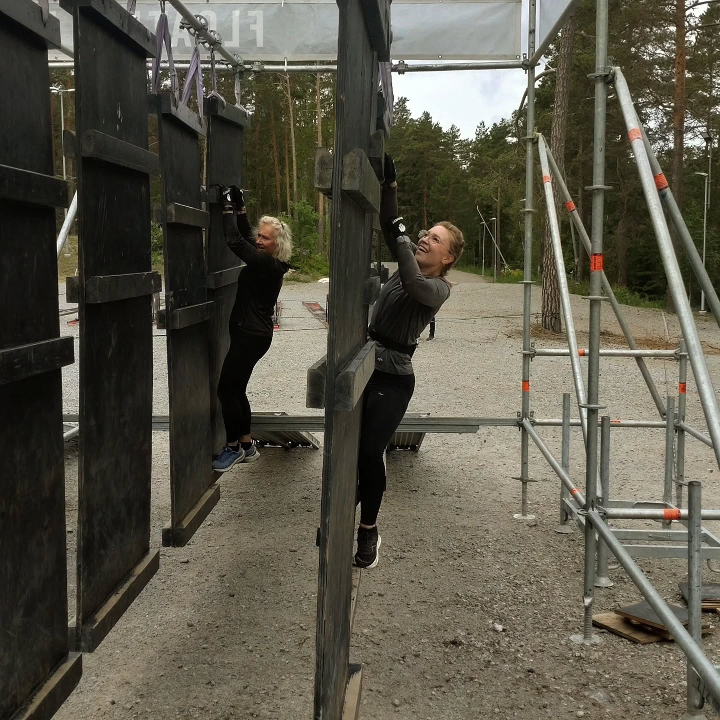 Men alltså vilken förmiddag det blev! 🤩
Vi trodde att vi skulle behöva ta oss igenom dagens hinderbanelopp på Lida i spöregn, men vi klarade oss ifrån det - Lagom till att vi fått i oss en hamburgare var efter loppet så började det duggregna. Tackar högre makter för den tajmingen. Däremot så bangade vi ju inte på hindret "klädsim", så blöta blev vi ändå 😁
Målet för oss var att ta oss igenom loppet hela, men inte rena, och det lyckades vi med. Alla kroppsdelar intakta!
Mamma ballade ur totalt på ett hinder där man skulle ta sig igenom en rad av ringar, och det är oklart om det var hon eller Thoughest officiella fotograf som hade mest kul åt det... 🤭
@toughestrace får 5 av 5 🦄 Får ni möjligheten, KÖR! 💪 Vi var med i det som kallades Xplore, ingen press, bara kul, med möjlighet att skippa hinder utan straffrundor om man inte vill/vågar/kan.
