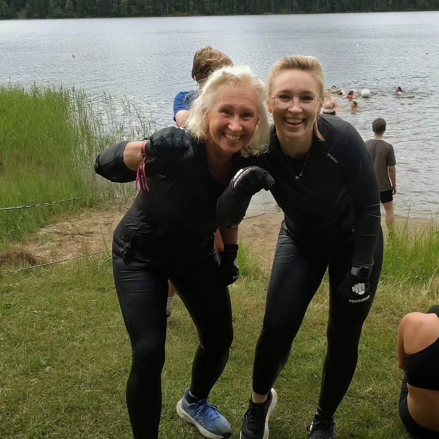 Men alltså vilken förmiddag det blev! 🤩
Vi trodde att vi skulle behöva ta oss igenom dagens hinderbanelopp på Lida i spöregn, men vi klarade oss ifrån det - Lagom till att vi fått i oss en hamburgare var efter loppet så började det duggregna. Tackar högre makter för den tajmingen. Däremot så bangade vi ju inte på hindret "klädsim", så blöta blev vi ändå 😁
Målet för oss var att ta oss igenom loppet hela, men inte rena, och det lyckades vi med. Alla kroppsdelar intakta!
Mamma ballade ur totalt på ett hinder där man skulle ta sig igenom en rad av ringar, och det är oklart om det var hon eller Thoughest officiella fotograf som hade mest kul åt det... 🤭
@toughestrace får 5 av 5 🦄 Får ni möjligheten, KÖR! 💪 Vi var med i det som kallades Xplore, ingen press, bara kul, med möjlighet att skippa hinder utan straffrundor om man inte vill/vågar/kan.