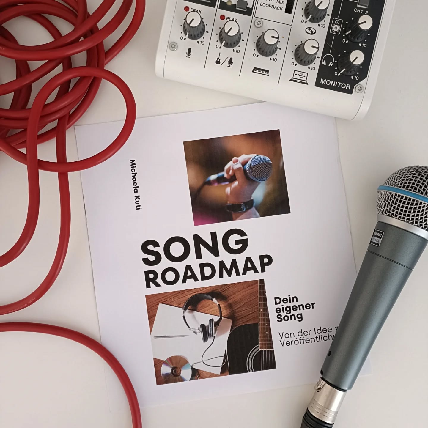 SONG ROADMAP
Ein eigener Song.
Nicht nur eine Idee.
Nicht nur eine Melodie im Kopf.
Nicht nur ein Satz, den du dir heimlich ins Handy tippst.
Sondern ein Song, der wirklich deiner ist.
Viele Sänger:innen tragen diesen Wunsch schon lange in sich.
Und dann kommen die Fragen:
Wo fange ich an?
Schreibe ich zuerst den Text?
Brauche ich eine Melodie?
Wer produziert das?
Bin ich überhaupt bereit dafür?
Was ist der nächste Schritt?
Und plötzlich fühlt sich der Traum größer an als der erste Schritt.
Genau deshalb habe ich die SONG ROADMAP entwickelt.
Ein Workbook für Sänger:innen und Artists, die ihren Weg von der ersten Idee bis zur Veröffentlichung klarer sehen möchten.
Nicht als starre Anleitung.
Sondern als Orientierung.
Damit aus:
„Irgendwann möchte ich einen eigenen Song haben.“
ein
„Ich weiß, wie ich anfangen kann.“
wird.
Die SONG ROADMAP begleitet dich durch Fragen, Entscheidungen und die wichtigsten Stationen auf deinem Weg zur eigenen Musik.
Denn manchmal fehlt nicht das Talent.
Manchmal fehlt einfach nur die Landkarte.
Die SONG ROADMAP findest du ab sofort über den Link in meiner Bio.
Wann startest du deine Reise?
#eigenerSong #artistdevelopment #musicdevelopment #artistjourney #michaelakuti