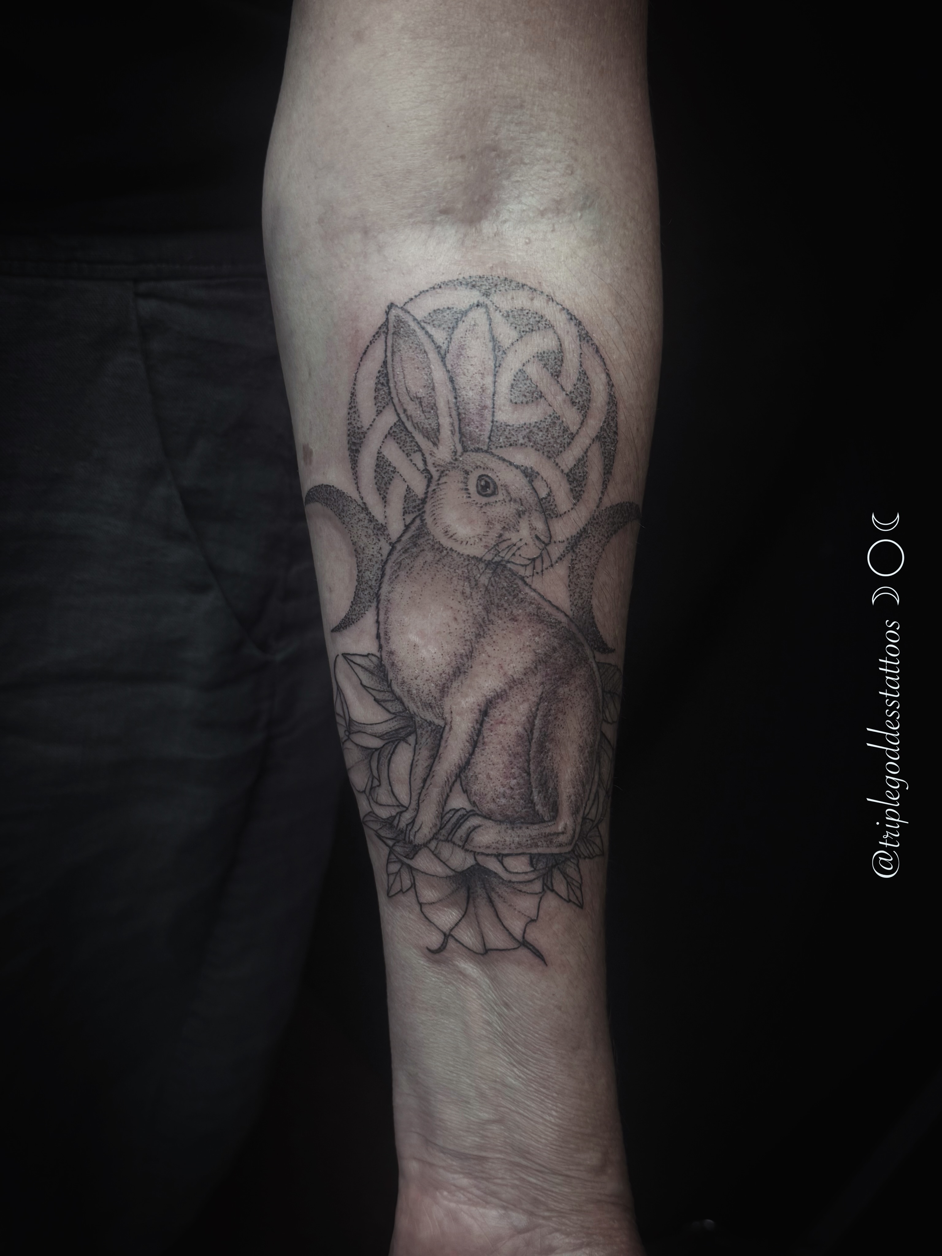 I designed this piece inspired by the belief that the Cailleach or crone goddess can shapeshift into the wild hare. The datura flowers that frame the hare are also symbols of spiritual transformation, due to their vision-inducing toxins. And at the top, is a knot that represents the 4 seasons in the full moon of the triple goddess symbol, all representing the shapeshifting of the goddess from one form to the next, akin to the moon phases.
-
Always love to create magically inspired tattoos like this one! Email me to book: triplegoddesstattoos@gmail.com
-
#triplegoddesstattoos #witchtattoo #mythologytattoo #botanicaltattoos #celticknottattoo