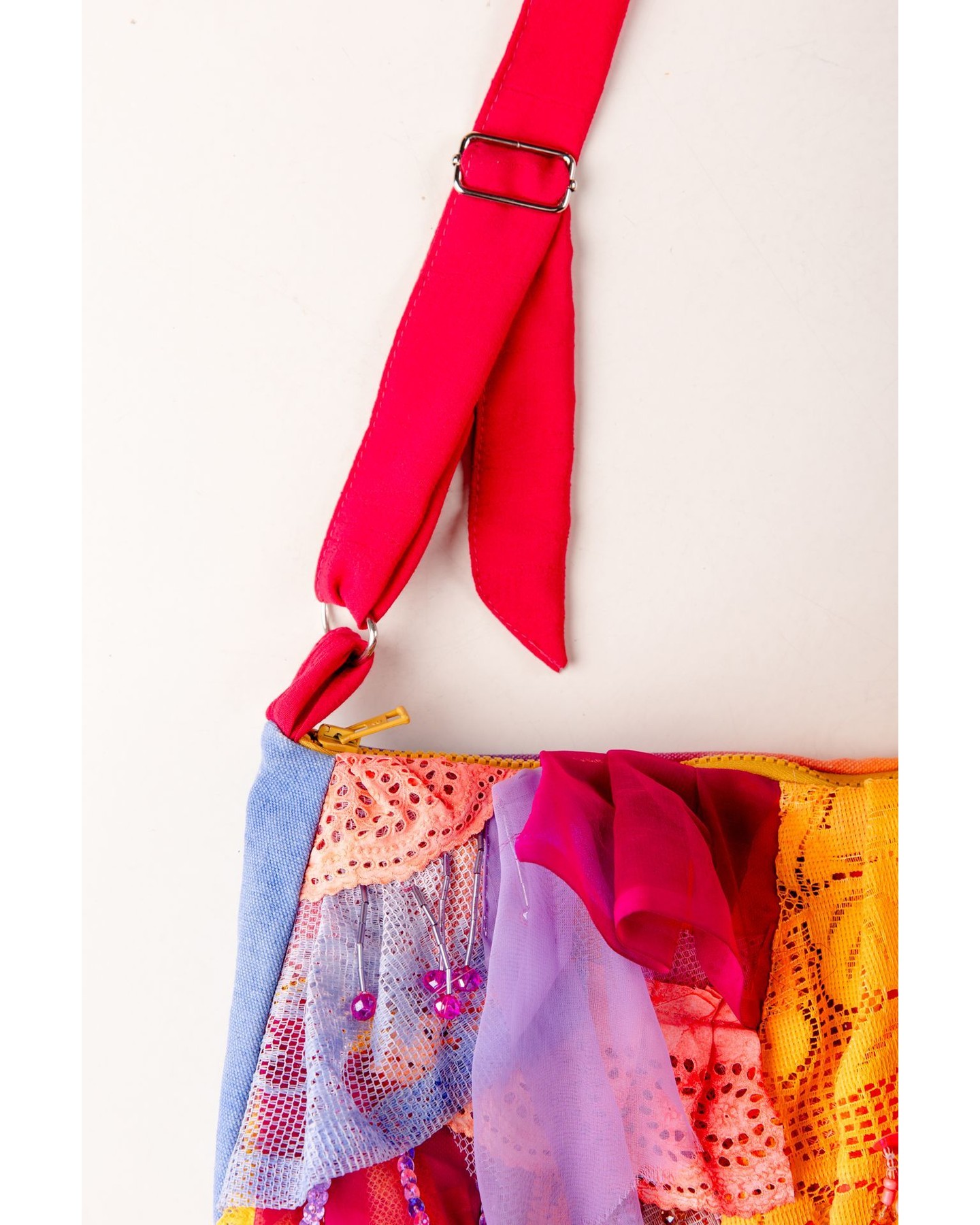 Ein Design, das durch seine Einzigartigkeit auffällt.
#handmademode #designnähen #diyfashion #sewingfashion #taschenähen #nähenfürfrauen #nähenfürmich #sewingclothes #handmadefashion #handemadewardrobe #nähenstattkaufen #langenbach #freising #oberhummel #niederhummel #marzling #attenkirchen #kunst #sizilien #italien #favignana #italienliebe #positanomode #ibizastyle #modapositano #hippie #bohochic #romanticboho https://www.sophiapirrera.de/product-page/handtasche-tramonto
