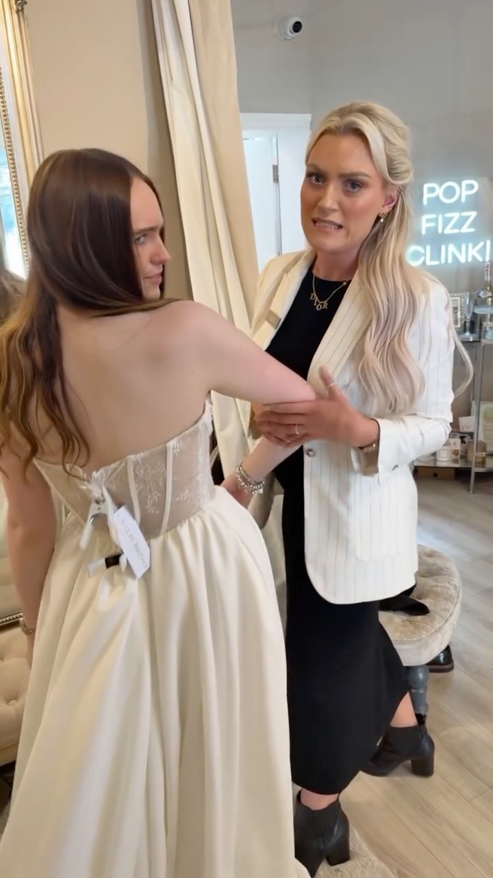POV: When your boss calls you out the backā¦
Reality: Char hasnāt laughed in at least 15 minutes and refuses to do it alone šš¤
#funny #bridalboutique #weddingdress #pov
