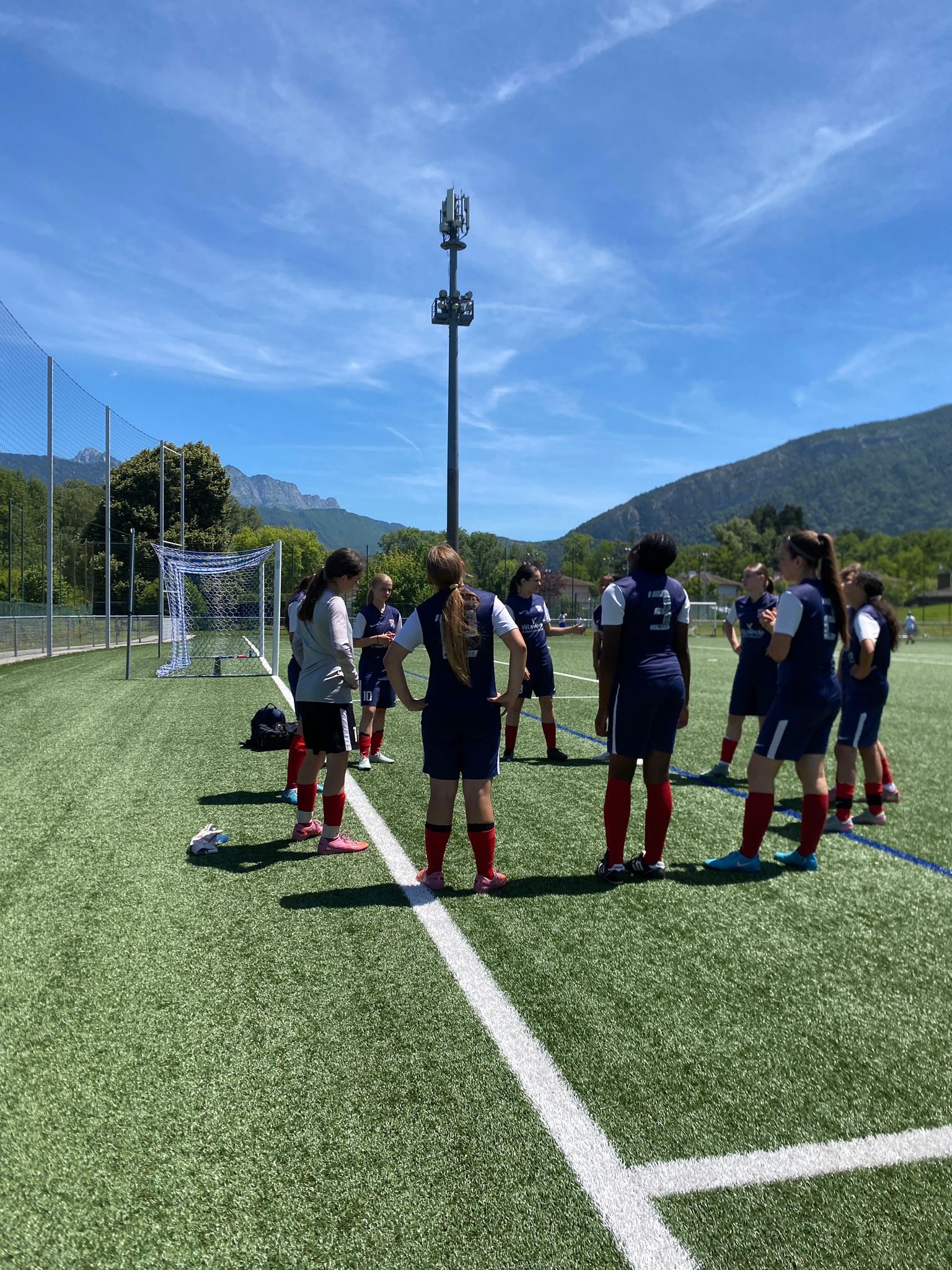 🔵🔴 U15F – Tournoi du Lac Bleu 🔵🔴
👏 Superbe parcours de nos U15F lors du tournoi du Lac Bleu !
Après une très belle compétition, les filles s’inclinent en demi-finale aux tirs au but face aux futures vainqueures 💪
🔥 Elles terminent sur une excellente note avec une 3ᵉ place, grâce à une victoire 3-0 contre Villaz en petite finale
⚽ Mention spéciale à Chloé, meilleure buteuse du tournoi avec 4 buts 👏
Bravo à toute l’équipe pour ce très beau tournoi ! 🔵🔴