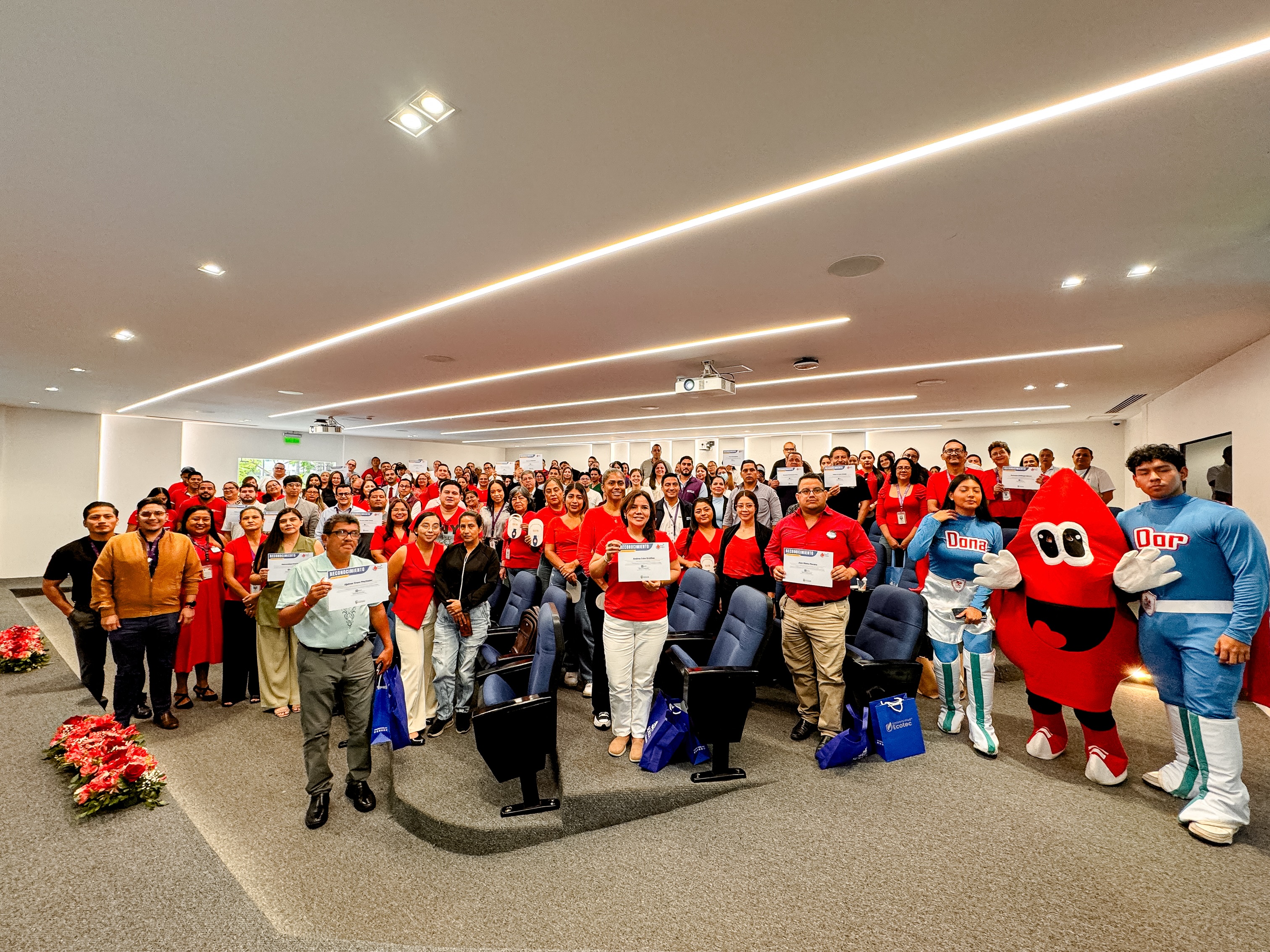 ECOTEC Campus Guayaquil fue sede de la conmemoración por el Día Mundial del Donante Voluntario de Sangre, una iniciativa impulsada por el Ministerio de Salud Pública que destacó el valor de la solidaridad y el compromiso ciudadano para contribuir a salvar vidas.
Durante la jornada, recibimos un reconocimiento. Por segundo año consecutivo, nuestra institución fue distinguida por su aporte a esta causa; en esta ocasión, como aliados estratégicos por nuestra colaboración permanente en iniciativas orientadas al bienestar de la comunidad.
Una motivación para seguir aportando desde la educación y el servicio.
