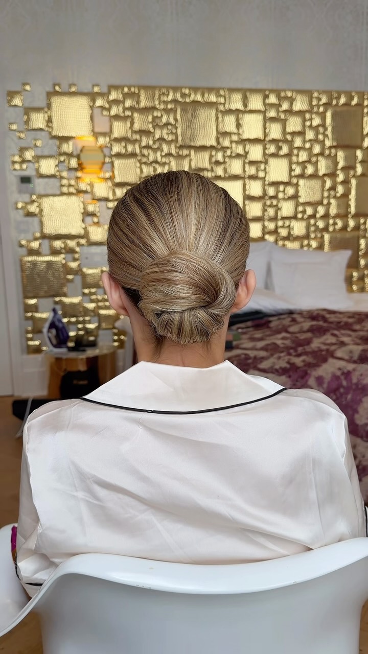 The perfect polished clean bridal bun for my stunning bride @mschr_pp Welcome Party.
Hope you enjoy this bridal hair tutorial 🤍
Megan’s hair is textured so I wanted to smooth that out first with my @ghdhair straightener for that clean finish. Using @redken spraywax & @schwarzkopf silhouette pumpspray to get that smooth end result on coarser hair because using the right products on the right hair texture is key.
Let me know if you have any questions 🤍
•
•
•
•
•
•
Bridal hairstylist- bridal hair - bridal low bun - polished bridal bun - bridal hairstylist belgium - belgian hairstylist - hairstylist antwerp - bridal hairstylist antwerp - luxury bridal hairstylist
#bridalhair #bridalhaidstylist #bridalbun #bridalbuntutorial #bridalhairstylistbelgium