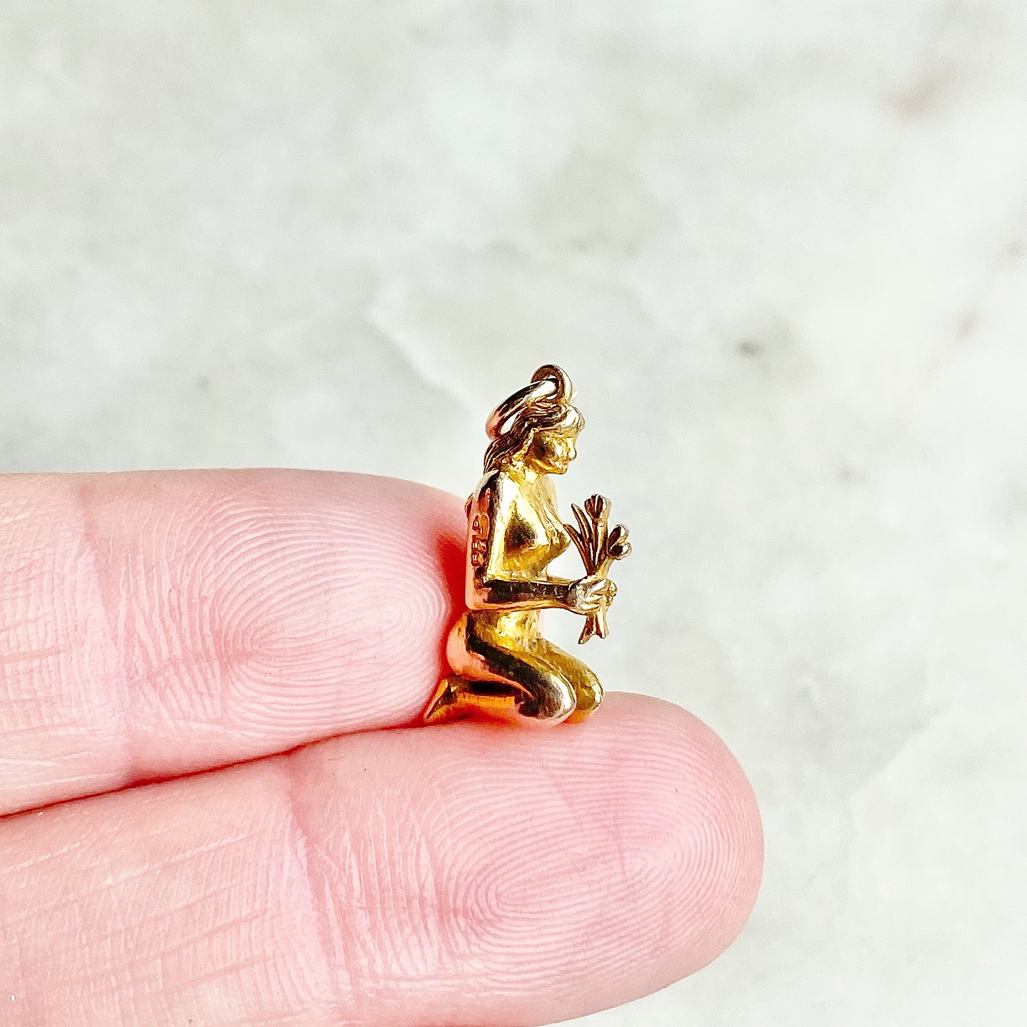 ♍️ We may not be in Virgo season just yet but we’re definitely channelling her vibe 💛 Hair flowing free, sun on our skin and flowers in our hands 💐 This solid gold beauty has British hallmarks dating her to 1960. She’s wonderfully detailed throughout so looks beautiful from all angles