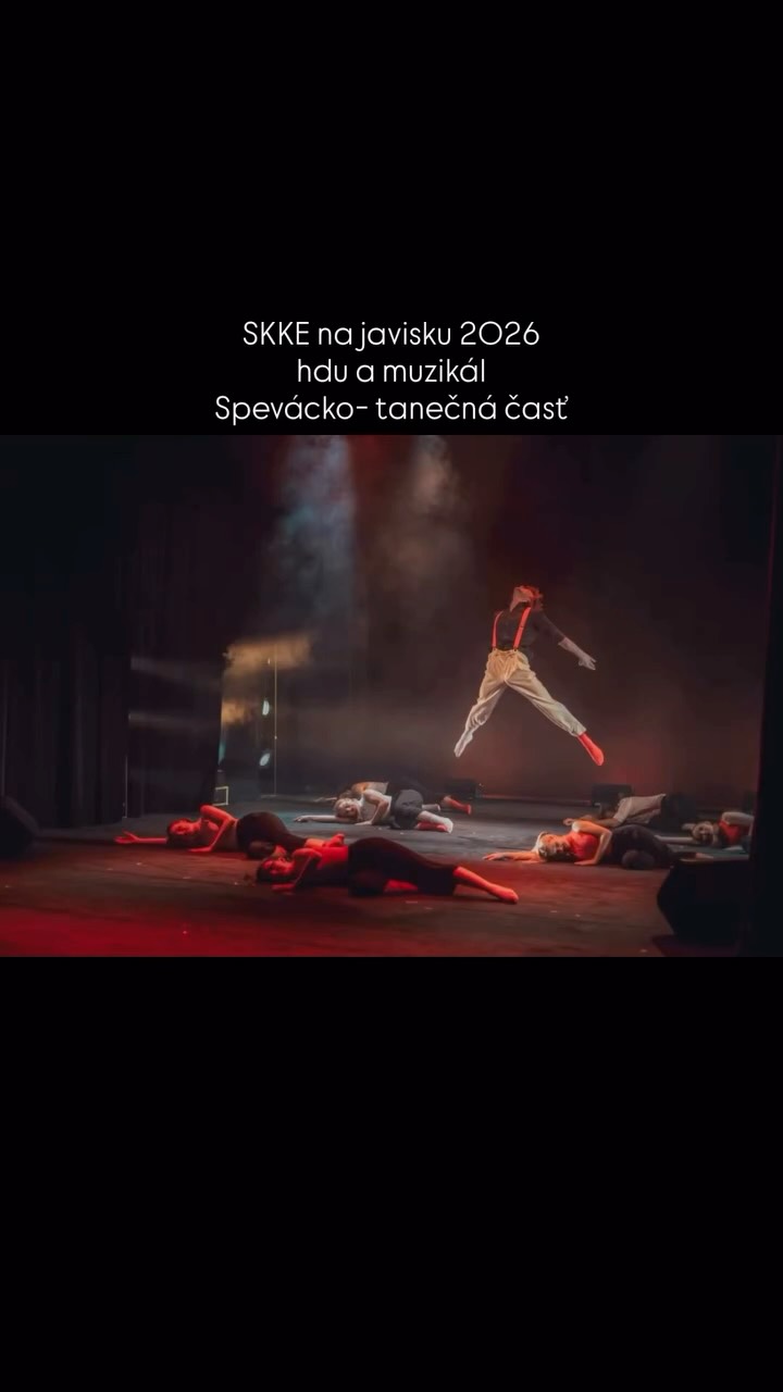 🔥Záverečné predstavenia odborov hdu a muzikál
1. časť: spevácko-tanečná
Tento rok ďakujeme za javisko: #divadlojonasazaborskeho
📍@divadlojonasazaborskeho
Foto: Patrik Sedlák
ℹ️💁♀️💁🏻♂️💁Viac o predstavení:
Výnimočný večer plný umeleckých ukážok spájajúcich tanec, spev a herectvo. Večer patril študentom odborov hudobno-dramatické umenie a muzikál.
🔥Spevácko-tanečnú časť tvorili úryvky z muzikálov Čajočky a The Duchon’s, ktoré boli naštudované v rámci umeleckej praxe s povolením Jána Ďurovčíka a piesne pripravené pod vedením Andrey Kónya a Martina Pada.
🎭Predstavili sa aj študenti 1. ročníka s pohybovou etudou Rómeo a Júlia pod vedením Mateja Erbyho.
🎭Odbor hdu bol prezentovaný 3 predstaveniami.
1) U BÁSNIKOV - česká rozprávka pre deti a rodičov v podaní študentiek 2. ročníka v úprave a réžii Lukáša Lipčáka,
2) MODROFÚZ - Študenti 3. ročníka sa predstavili s hrou MODROFÚZ v réžii Evy Cibulovej-Ryšákovej. Hra nemeckej dramatičky Dea Loher opisujúca groteskný svet plný krutosti, absurdity a nečakaného citu odhaľuje, ako ďaleko je človek schopný zájsť, aby zmenil svoj osud.
3) Večer uzatvorili študenti 4. ročníka so svojím maturitným predstavením VOJNA NA TREŤOM POSCHODÍ v réžii a úprave Michala Náhlíka. Slávnu divadelnú aktovku, uvedenú na mnohých svetových scénach, napísal Pavel Kohout za jedinú noc, 21. augusta 1970, teda dva roky po vtrhnutí sovietskych tankov na územie Československa.
Viac:www.skke.sk