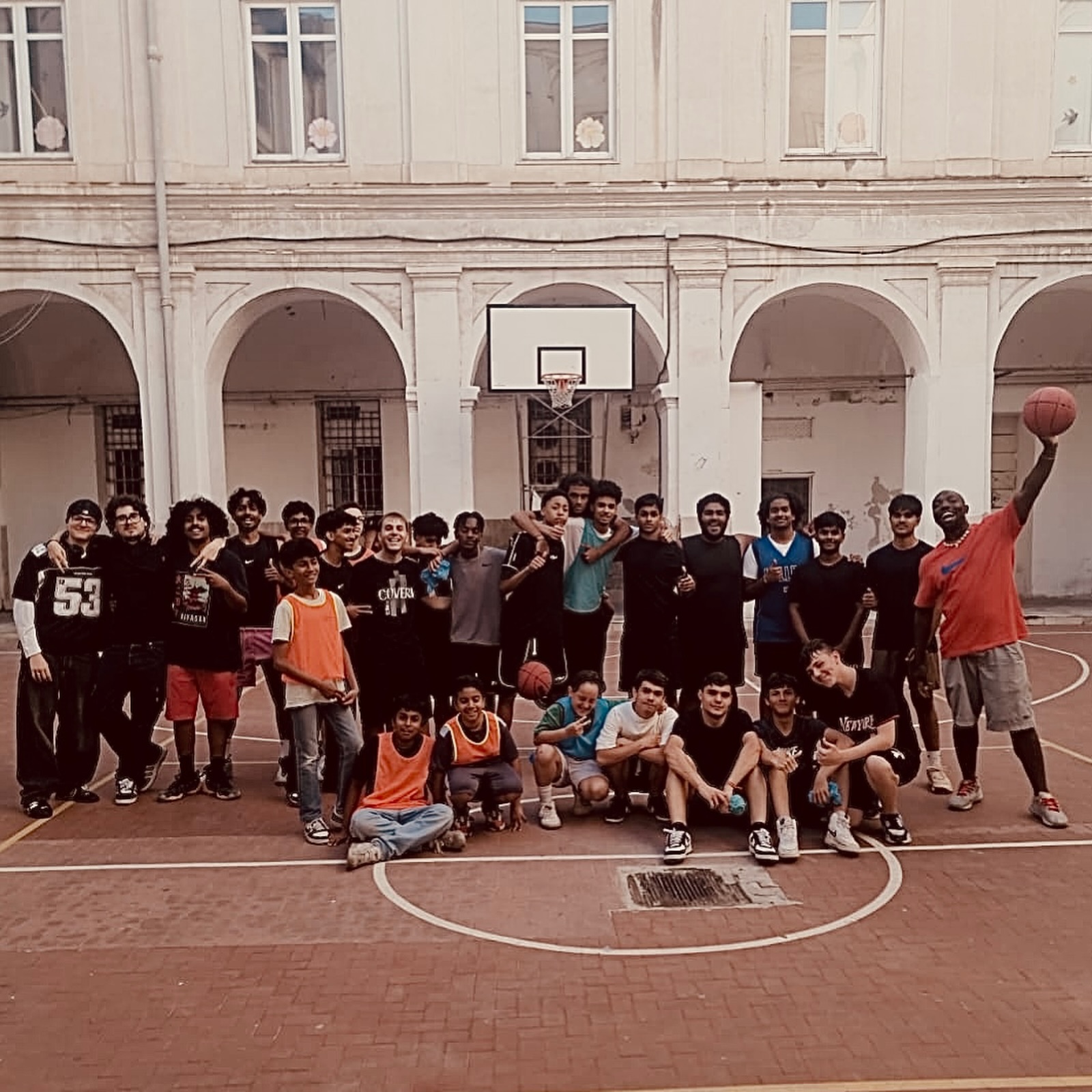 abbiamo partecipato a una partita di basket insieme ai ragazzi dell’Associazione Tutti i Colori e ci siamo divertiti tantissimo!
abbiamo fatto un piccolo torneo e passato una bellissima giornata insieme.
siamo tornati a casa contenti e con tanti bei ricordi. È stata un’esperienza semplice ma speciale, che ci ha fatto sentire parte di un gruppo e ci ha insegnato quanto sia bello stare insieme e accogliere gli altri.
alla prossima 🏀⛹🏻