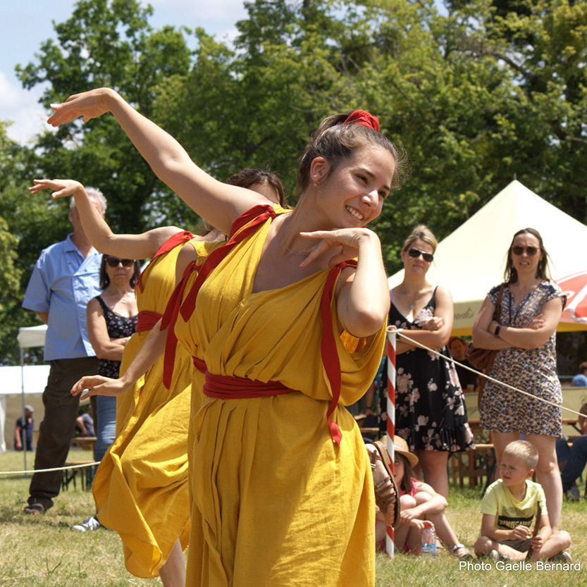 Les Filles de Vénus d'Imperium Anticum font revivre l'élégance et les traditions du monde romain à travers des danses inspirées de l'Antiquité.
Une animation idéale pour les festivals, événements historiques, soirées privées et manifestations culturelles.
Découvrez nos activités :
www.imperium-anticum.com
#romeantique #imperiumanticum #fillesdevenus #histoirevivante #reconstitutionhistorique #danseantique