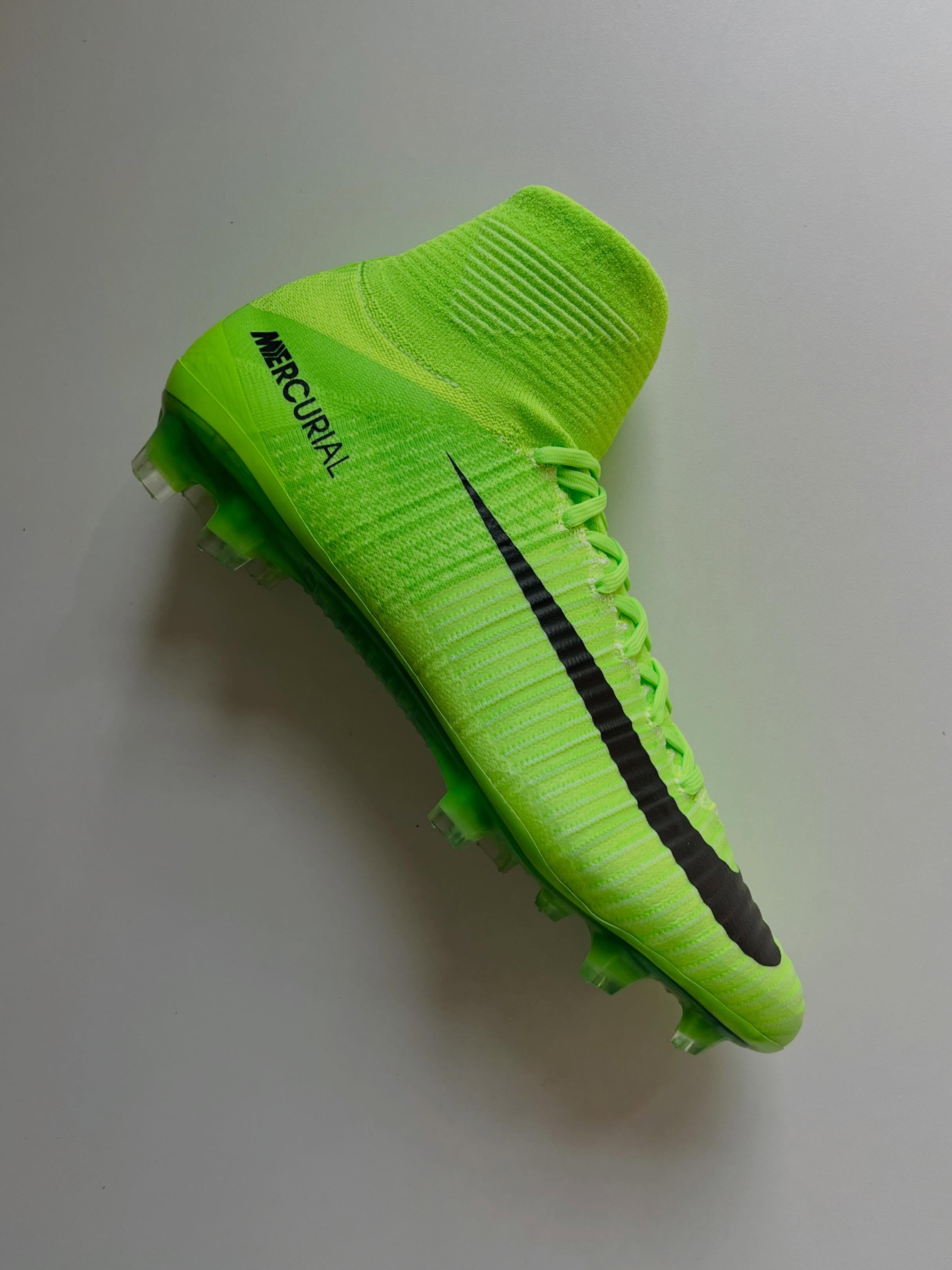The hosts take to the pitch… and if everyone else is reaching for pink, why not stand out in Radiation Green?
The Nike Mercurial Superfly V “Radiation Flare” is one of the boldest speed boots Nike has ever released. Electric Green. Black detailing. Built to turn heads before you’ve even touched the ball.
A boot made for players who don’t blend in.
Would you wear these on football’s biggest stage?
#WorldCup #NikeMercurial #MercurialSuperfly #RadiationFlare #FootballBoots BootsFinder BootTok FootballTikTok RareBoots SpeedBoots NikeFootball SoccerCleats