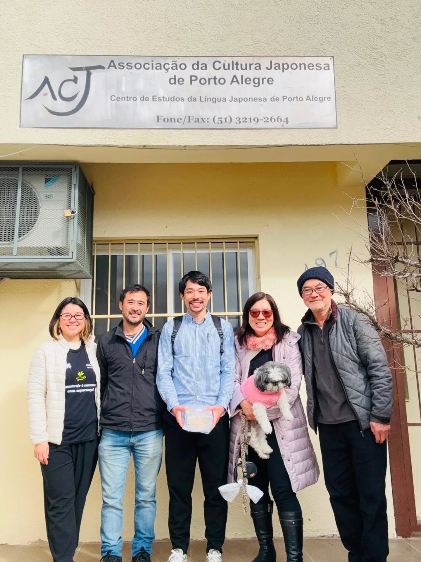 Recebemos hoje a visita especial de Ryota Fukumoto, colaborador da JICA, que veio conhecer o Enkyo, suas atividades e o impacto social dos projetos desenvolvidos pela nossa instituição.
Ryota está em Porto Alegre realizando estudos da língua portuguesa e aproveitou a oportunidade para conhecer de perto o trabalho realizado pelo Enkyo. Registramos nosso agradecimento pela visita e pelo apoio que a JICA tem prestado às nossas iniciativas ao longo dos anos.
A reunião contou com a presença das diretorias do Enkyo e da ACJPOA, proporcionando um momento de integração, troca de experiências e fortalecimento dos laços de cooperação entre as entidades.