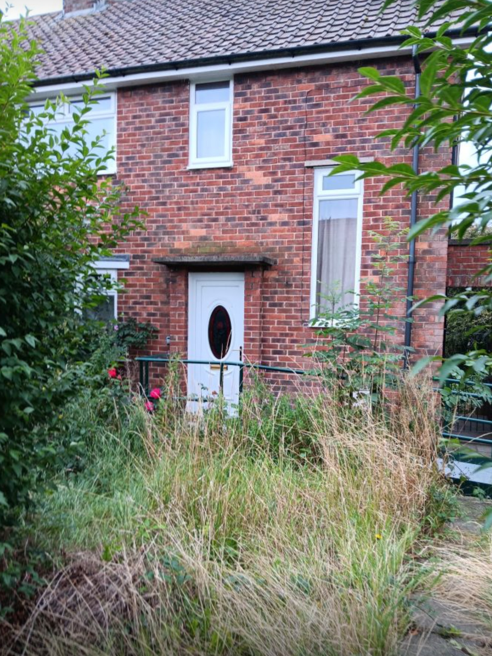 Not every house with grass like this is empty 👀
Sometimes it just means the owner hasn’t got round to cutting the lawn yet.
But every now and then, that mini nature reserve belongs to a genuinely empty property.
That’s where Empty Property Hunters come in.
If you spot a property that looks abandoned — overgrown garden, post piling up, no signs of life — send it our way.
If it turns out to be a long-term empty home, there could be a reward waiting for you 💰
Now for the important question…
Have you cut your lawn yet this year?
Or are you also running a rewilding project? 🌱😂
#EmptyPropertyHunters #EmptyHomes #PropertyHunters #OvergrownGarden