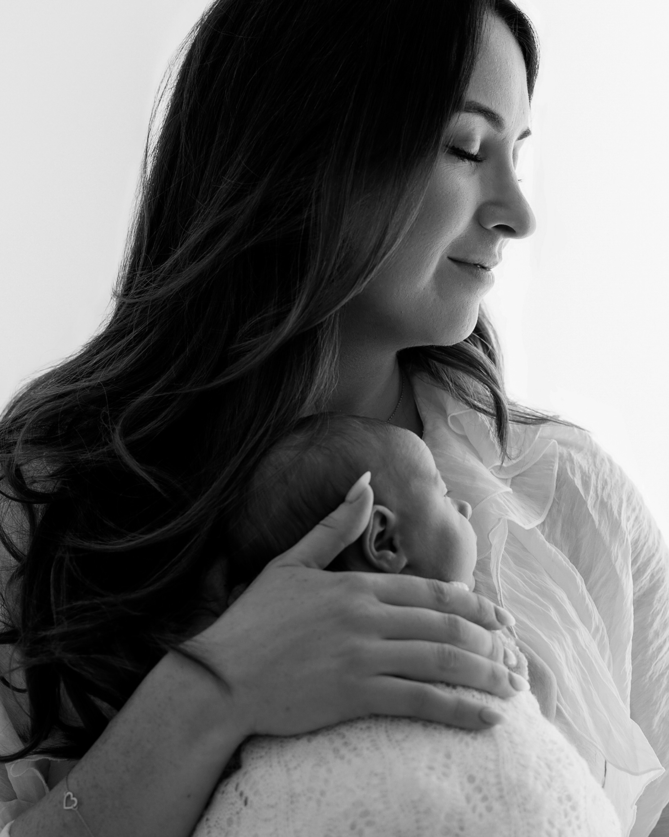 There is no mistaking how life shifts when you introduce a new baby to your firstborn
Even more of a juggle when the first is still a baby themselves
This session made me laugh so much, and put me right back in that same season of my own 2 under 2.
Absolutely gorgeous family of four.. freezing the moments amongst the new normal
Busy lives, and still carving out the time to captur milestone
Life doesn’t offer many more momentous occasions as this 🫶🏼