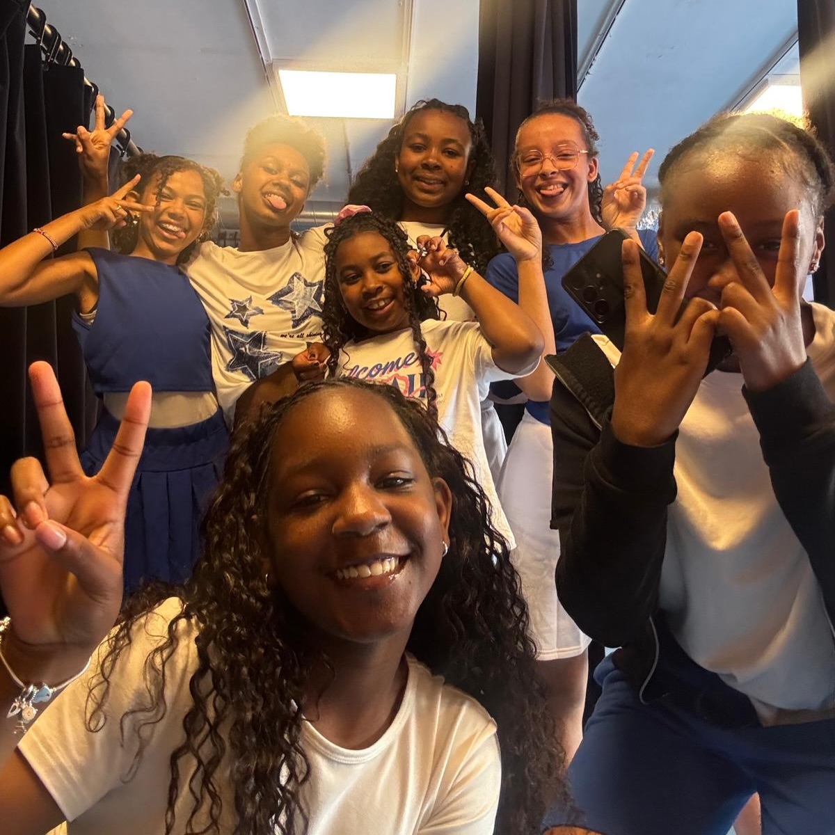 SDC at @blackwallstreetnl was a beautiful success. 3 shows all sold out! 🙏🏾✨
We are incredibly proud of all our students who took part in the final showcase. Your hard work, dedication, growth, and talent truly shined on stage. 👏🏾❤️
A special thank you to @rabbadance / @ko_yeba_ for sharing your culture, knowledge and energy with our community.
And of course, thank you to all the volunteers, supporters and everyone who helped make this day so special.
So many smiles, so much joy, and so many proud moments. What a wonderful way to celebrate dance together 🙏🏾👑✨
FAMILY💛
#SDC #FinalShowcase #Community #Culture #proud