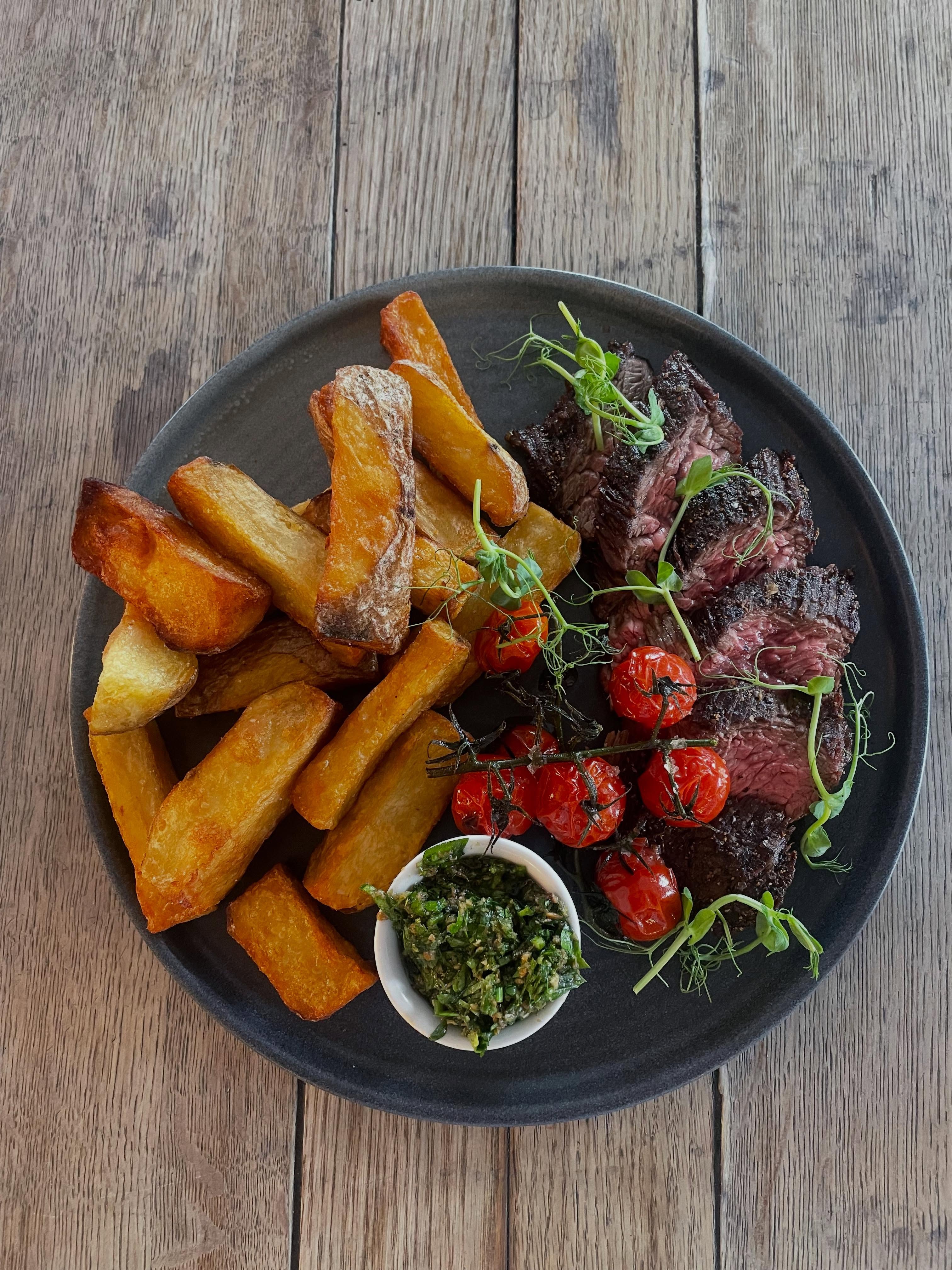 🥩 STEAK OF THE DAY 🥩
- 8oz Bavette, triple-cooked chips, roasted vine tomatoes & Zhoug sauce
#bristolpublunch #bristolgoodfood #bristolwheretoeat #bristolgreatfood