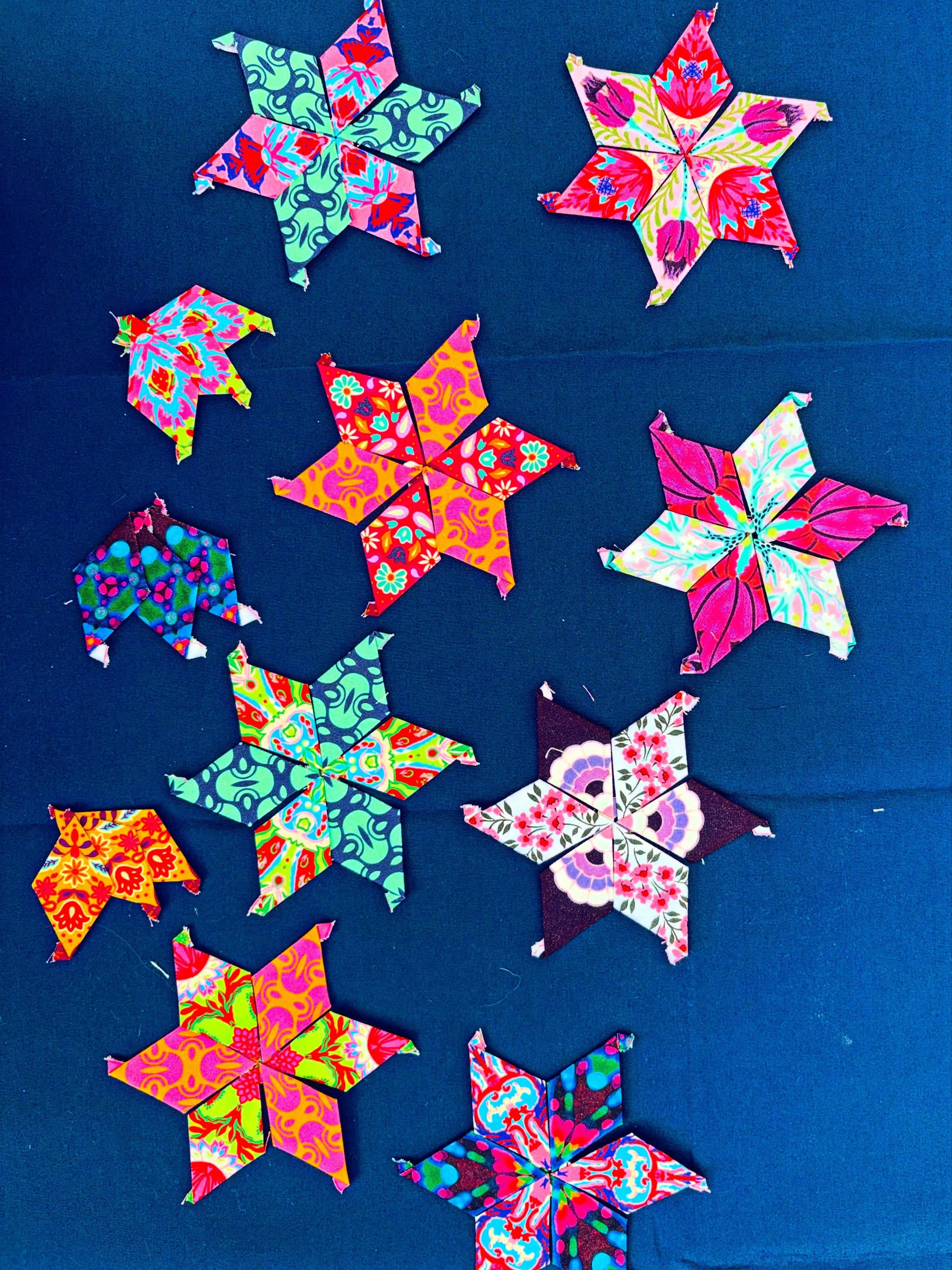 Sometimes I cut and baste with a clear plan, other sessions are purely for the love of fussy cutting and playing with fabric ❤️🌈
This next batch of EPP Stars for the #suecodysewalong is a mixture of both, none are stitched yet so I can look at them a bit longer, cut a bit more and then decide!
The struggle is real guys 😂 fussy cutting is my actual favourite!
Also loosely auditioning a possible background/filler fabric - I’m always a fan of the dark side!
#englishpaperpiecing #epp #fussycutting #fabric