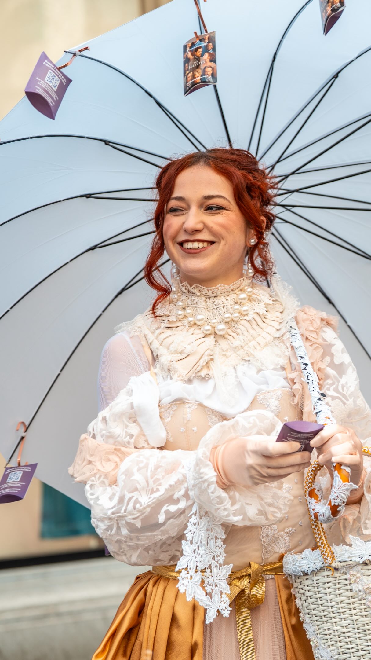 For the release of The Forsytes on Proximus, our performers invited passing audiences into the atmosphere of the series through subtle encounters, handcrafted costumes and subtle details.
Created for @proximus @pickx_nl
#soul15evententertainment #soul15costumesandconcepts #soul15 #brandexperience #brandactivation #characterperformance