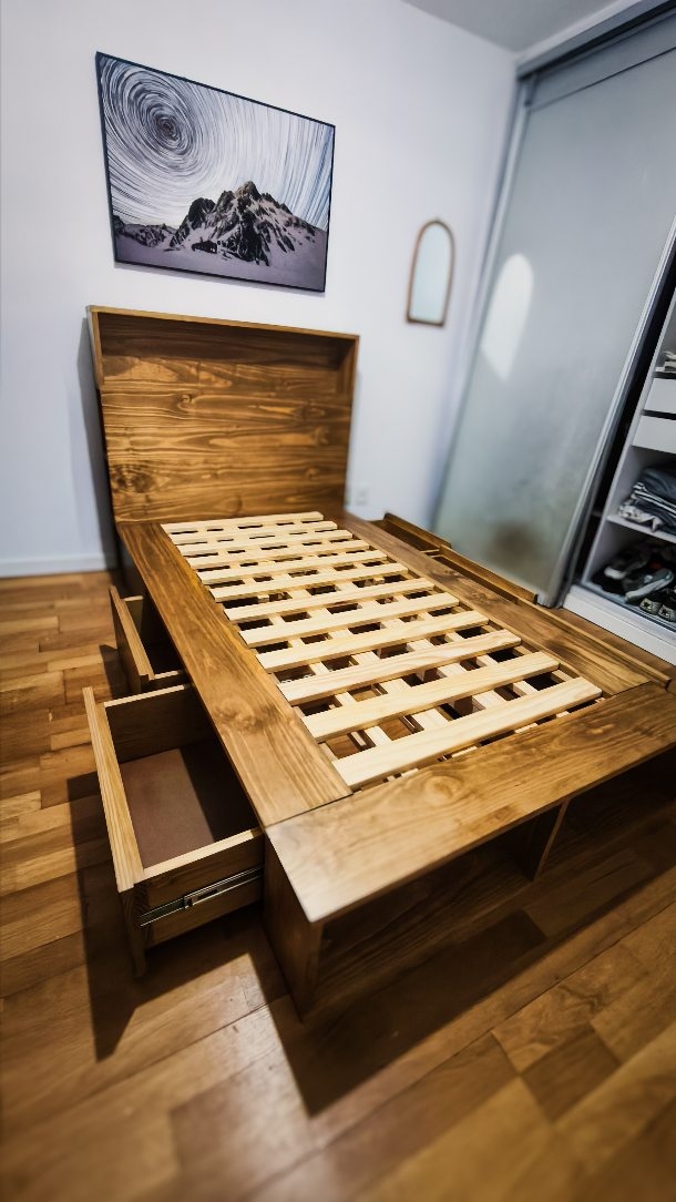 Tu cama nueva en 15 min! ⏰
¿Sabes que nuestro tiempo promedio para instalar una cama es de 15 minutos? Lo sé... Somos muy eficientes 😎
Lo que pasa es que entendemos que coordinar horarios en estos tiempos locos no es tan sencillo 😉
Y como nuestras camas van armadas en módulos, todo se simplifica un montón 🙌🏼
En este video vas a conocer lo que fue la instalación de una cama de plaza y media con seis cajones... Cajones con guías telescópicas que van a darle a tu dormitorio un espacio de guardado que nunca imaginaste ✨
Pino Clear 🪵 en tono miel 🍯 fue la elección de nuestra clienta @lalimoratorio que quedó súper contenta con el resultado 🤍🙏🏼
Si querés averiguar por tu próxima cama, escribinos por WhatsApp 👇🏼
📲🪚099 427 390
#cama #dormitorio #artesanosuruguayos #camas #MaderaMaciza