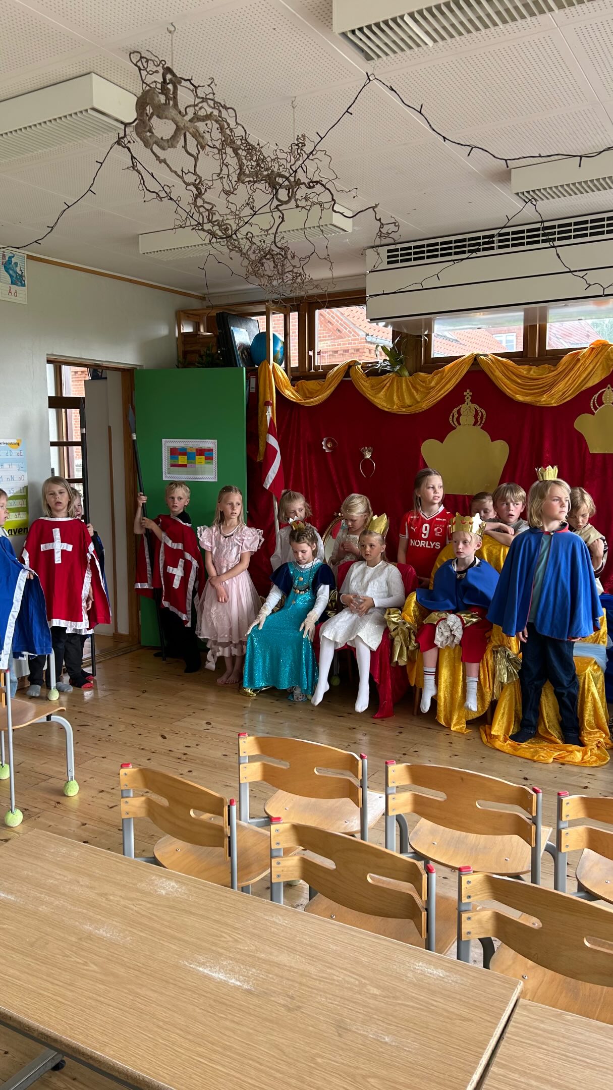 DER SKER SÅ MEGET, som vi slet ikke får fortalt jer om 🫣
Men I skal bestemt ikke snydes for en masse dejlige billeder af 1.klasses H.C. Andersen-indsats for nogle uger siden 😃🎩🎭🎨
1. klasse har nemlig arbejdet videre med H.C. Andersen-temaet fra emneugen og lavet deres eget skuespil med udgangspunkt i eventyret om Svinedrengen 🐷
De viste skuespillet for både elever på skolen (0., 2. og store-vennerne fra 7. klasse), for bedsteforældre til formiddagshygge og for søskende og forældre til grillfest om aftenen.
Det var supersjovt, og alle havde en fest med at være klædt ud og optræde ☺️
I emneugen lavede 1. klasse også en række flotte, udendørs H.C. Andersen-vægbilleder sammen med 0. klasse. De er kommet op og pynter nu så fint uden for Det Grønne Hus 😍
Og da eleverne (og deres dygtige lærer, Sanne) alligevel var i gang med penslerne, fik de også lige frisket det lidt ældre udendørs billede op, så det stråler på lige fod med alle de nye billeder 😃
Tusind tak for det hele - det er sådan en fornøjelse at opleve og se på 💪
#HCAndersen #Skuespil #Billedkunst #HerningFriskole #EtGodtStedAtLæreVæreOgVokse