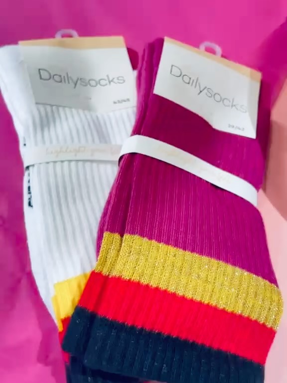 Deutschland spielt. Wir sind bereit. 🖤❤️💛
Heute Abend kickt die Nationalmannschaft gegen Curaçao – und wir haben schon mal die Farben angelegt. Dailysocks in Schwarz-Rot-Gold, dazu Haarbänder die sich auch super als Armband machen. Weil Fan sein auch stylisch geht.
Komm vorbei und schnapp sie dir – solange der Vorrat reicht!
📍 Bergstraße 26, 27726 Worpswede
🕐 Mo–So, 11–18 Uhr
#paulineworpswede #worpswede #deutschlandspielt #wm2026 #schwarzrotgold