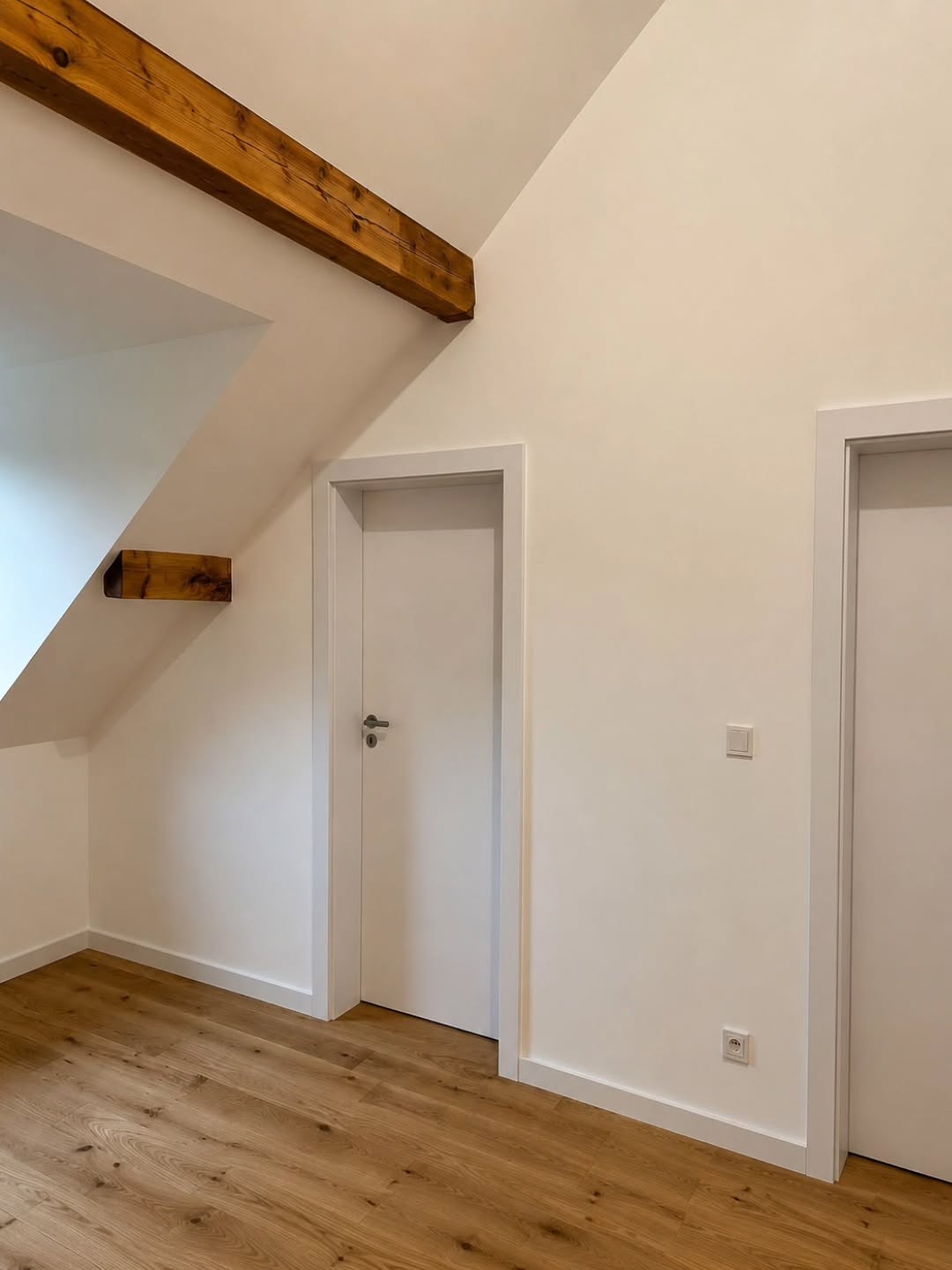 Kubus House, ce n’est pas seulement la construction de maisons modernes à partir de zéro 🏡
Nous réalisons également des rénovations complètes et la modernisation de bâtiments existants 🔨
Nous vous présentons quelques images de l’une de nos réalisations, dans le cadre de laquelle nous avons effectué un large éventail de travaux — de la rénovation intérieure aux nouvelles installations, en passant par l’amélioration du confort et de l’efficacité énergétique de la maison ✨
Dans le cadre des travaux, nous avons notamment réalisé :
🔸 rénovation complète des intérieurs
🔸 nouvelles installations dans le bâtiment
🔸 installation d’un chauffage au sol hydraulique
🔸 installation d’une pompe à chaleur
🔸 isolation thermique et façades du bâtiment
🔸 remplacement des menuiseries extérieures
🔸 installation de brise-soleil orientables
Vous envisagez de construire, d’agrandir ou de rénover votre maison ? Contactez-nous 📩
contact@kubus-house.com
+33 4 50 20 28 64
Kubus House | rénovation de maison | construction de maison | maison en bois | isolation thermique | Pays de Gex | Haute-Savoie