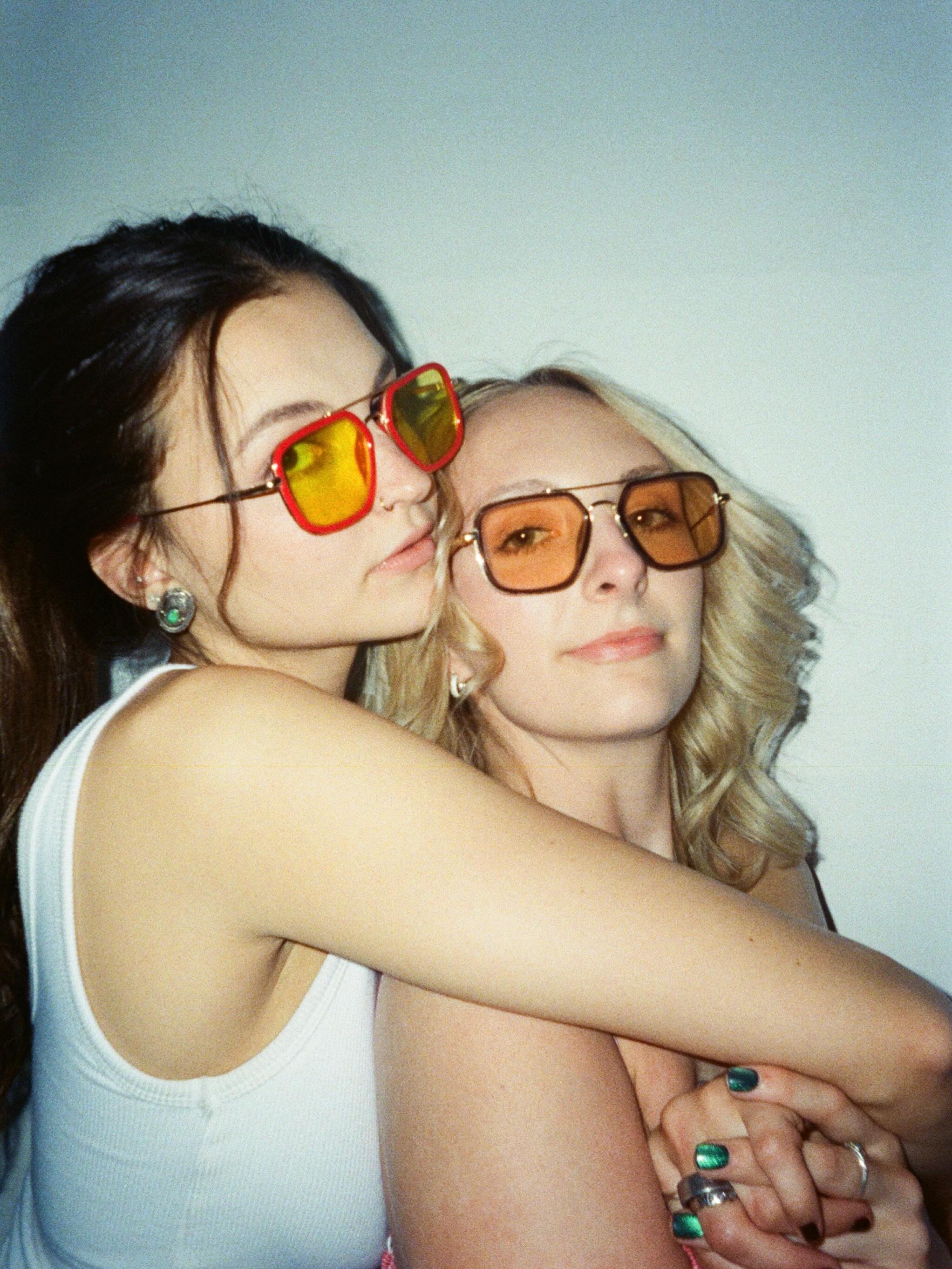 got our shades on cause it’s bright in “Southern Hell”🤪❤️🔥✨ PRE SAVE OUR NEXT SINGLE - link in bio
#presave #singlerelease #countrymusic #girls #35mm 📸: @matthewclemetson