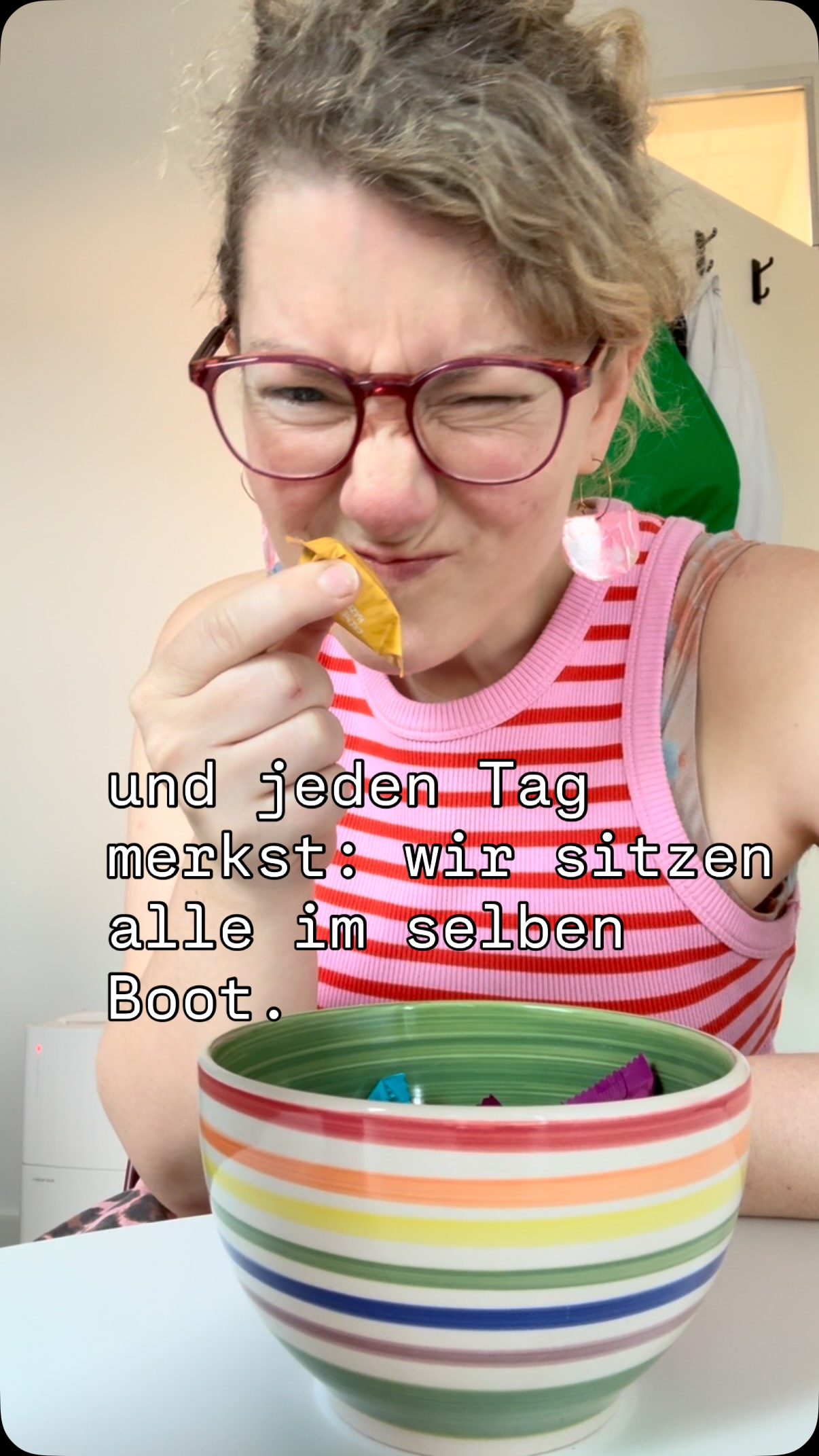 40-jährige PMS Mami mit Kleinkindern gründet Praxis: Beste Entscheidung meines Lebens
#pms #perimenopause #mentalload
Beckenboden nach den Geburten naja 🪣 Resilienz am Limit ⚖️ BMI schlich gegen 30 - mein Körper schrie nach Zuwendung und Veränderung. Und ich hab drauf gehört.
Außerdem im Gepäck durch Family & Friends & Praxispartnerin Spezialwissen zu:
ADHS, Zöliakie, Migräne, Sucht, Vaginismus, Vulvodynie, Myome, Inkontinenz, Mikronährstoffe u.v.m.
Ich sag mal so. Mein Leben prägte die Interessen für meine besonderen Schwerpunkte.
Und hat mich genau zu der Therapeutin gemacht, die zuhören, sich Zeit nehmen und die Fäden beisammen halten will. Anders kann ich nicht mehr arbeiten!
Und ja: ich teste (fast) alle unsere Therapien @gynzwei auch furchtlos an mir selbst 😁 Patientin Nr 1 🤣