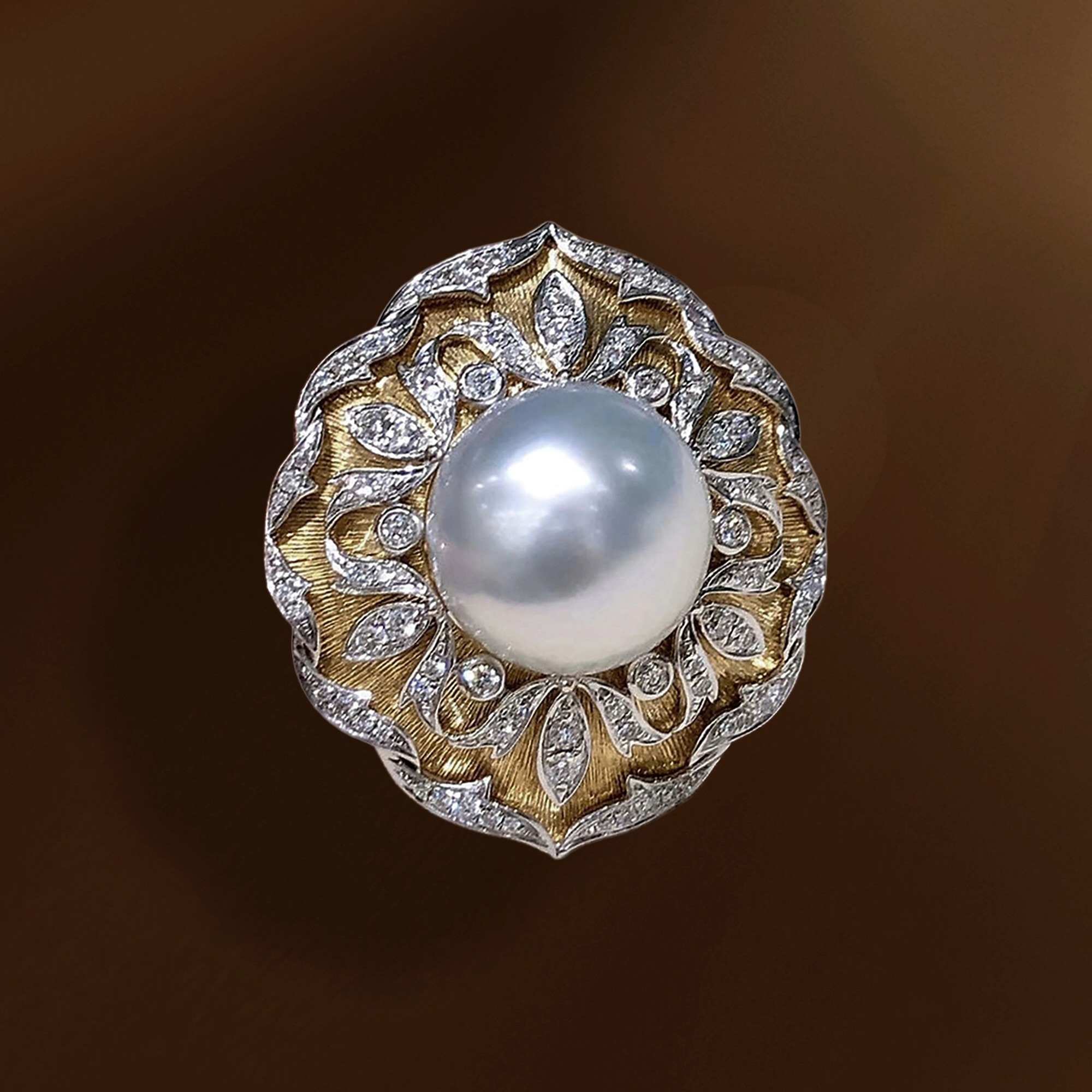 👑 Crown Radiance — Royal Blossom South Sea Pearl & Diamond Ring
A blossom worthy of a crown.
At its center glows a magnificent 14 mm AAAA South Sea pearl, radiating soft luminosity from within. Framed by intricately sculpted petals in white and yellow gold, each curve is accented with natural diamonds, creating a design that evokes royal emblems, timeless artistry, and enduring elegance.
Designed and processed in Japan, this statement ring celebrates the harmony of strength and grace—where regal architecture meets the organic beauty of the sea.
✨ 14 mm AAAA South Sea Pearl
✨ 0.85 ct Natural Diamonds
✨ 10.5 g 18K White & Yellow Gold
✨ Designed & Processed in Japan
A jewel that doesn't simply sparkle—it reigns.
#ThePearlVogue #CrownRadiance #SouthSeaPearl #PearlRing #LuxuryJewelry #FineJewelry #DiamondRing #PearlCollector #PearlLover #HighJewelry #JapaneseCraftsmanship #JewelryDesign