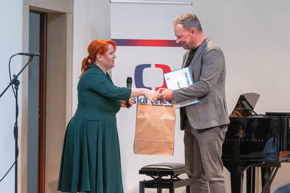 Jsou chvíle, kdy cítíme velkou hrdost a vděčnost. 💙
Náš zakladatel Jakub Knězů získal cenu od @forumdarcu v kategorii Osobnost filantropie 2026.
Jak sám říká, tohle ocenění nepatří jemu osobně, ale celé skupině Etincelle:
„Ocenění beru jako uznání práce celého týmu sociálních podniků Etincelle. Ať už v našich kavárnách a bistrech @kavarnameziradky , v pekařství @udvourohliku , v pizzerii @pastafidli nebo v prádelně, pražírně, na farmě nebo v úklidových týmech. To, co si zaslouží největší uznání, je ale především našich 250 zaměstnanců s hendikepem. Ti musejí zdolávat ty největší překážky, my ostatní se jen snažíme odvádět naši práci co nejlépe.“
Děkujeme Fóru dárců za ocenění a hlavně všem, kteří v tom jedou s námi. 💙
#etincellecz #forumdarcu #hendikepneniprekazka