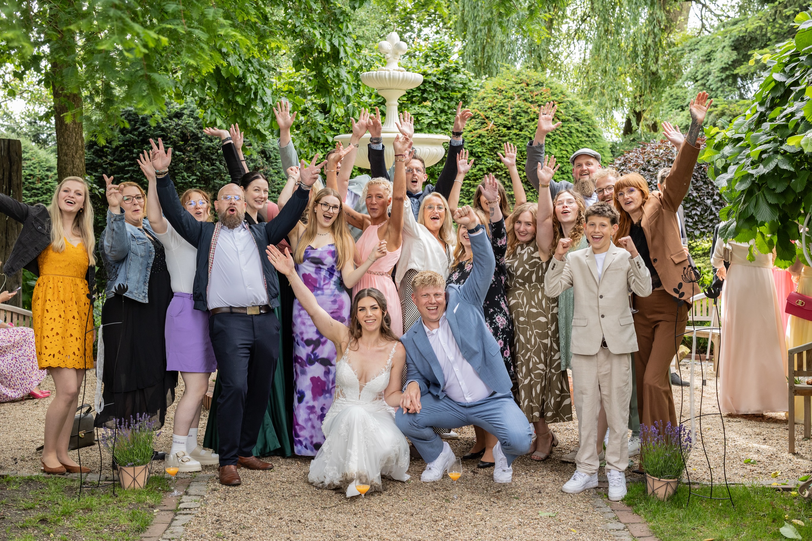 Teamtag der etwas anderen Art 👰🏽♀️🤵🏼♂️✨
Danke an unser tolles Team, das mit uns - Jessy und Henning - unsere Hochzeit gefeiert hat! 😍🥳
Und danke an die Kids, die uns beim Standesamt mit einem super süßen Geschenk überrascht haben 🥰
Natürlich auch ein dickes DANKE an die, die während der Feier in den Gruppen die Stellung gehalten haben 🫶🏼
#rueckenwindburlage #hochzeit #team #traumapädagogik #pädagogik