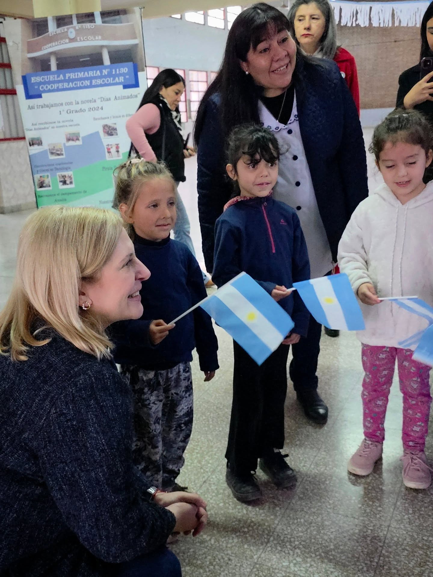 Visité la Escuela Primaria N° 1130 "Cooperación Escolar" de Santa Fe 🏫
Gracias a la directora, a la cooperadora y a todos los docentes que me recibieron. Charlé con los chicos, escuché cómo aprenden y el esfuerzo que ponen cada día. Eso vale mucho. Estoy acá para acompañar y gestionar mejores condiciones. La educación es prioridad.