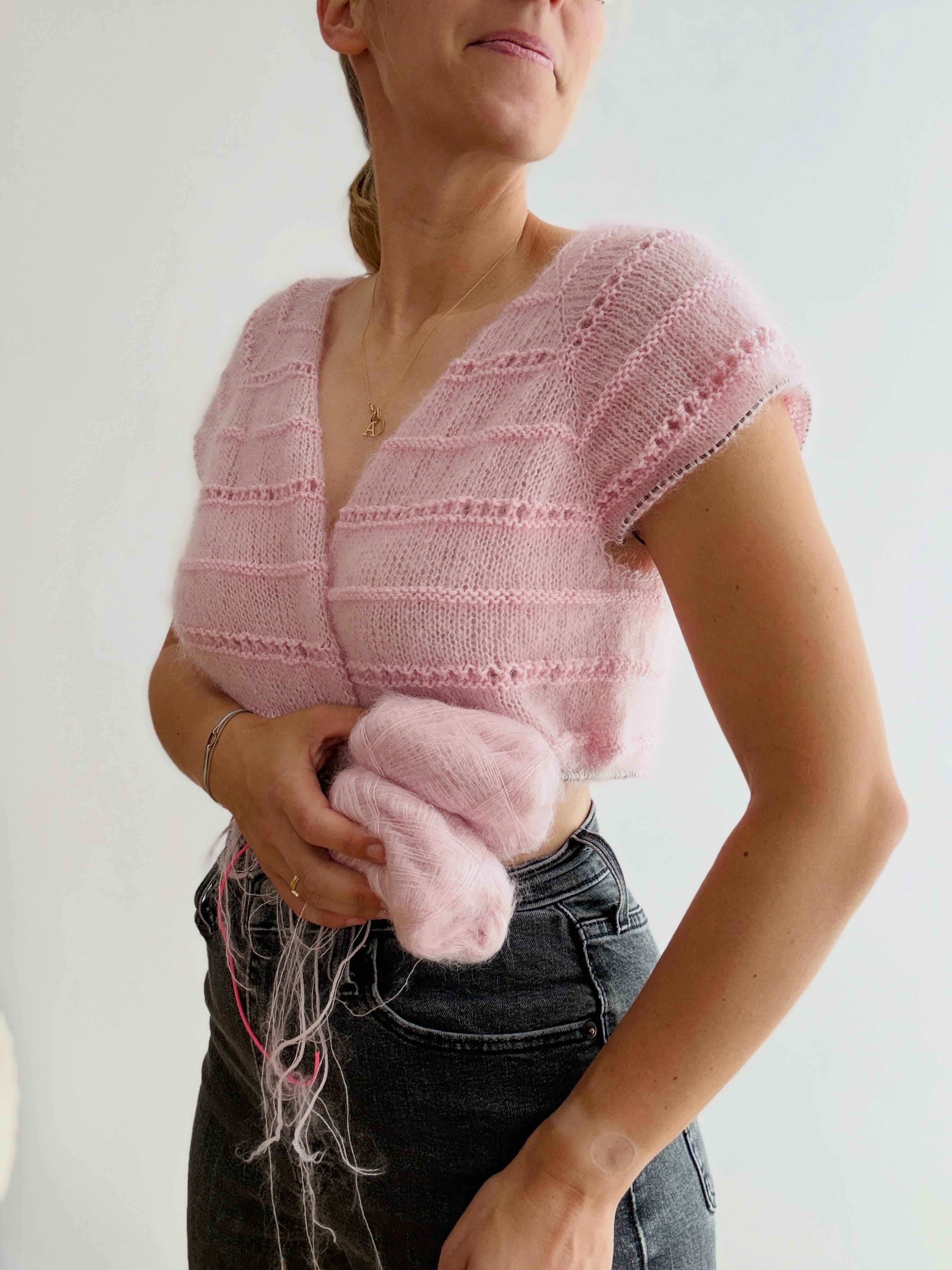 I love to knit up pink cardigans and these two shades are a match made in heaven - especially for this design to be 🥰 the fit check turned out just on point (always the most exciting part when designing something new) so I just cannot wait to finish it soon. If things are working out, I might be able to wear it during the chillier evenings in summer as Roni is a quick project 🔥
.
.
.
Pattern in progress by me - #ronicardigan
.
Yarn: Arwetta in the shade Ballerina and Tilia in the shade Sakura by @filcolana
.
Advertising
.
#knitting #knit #knittersgonnaknit #stricken