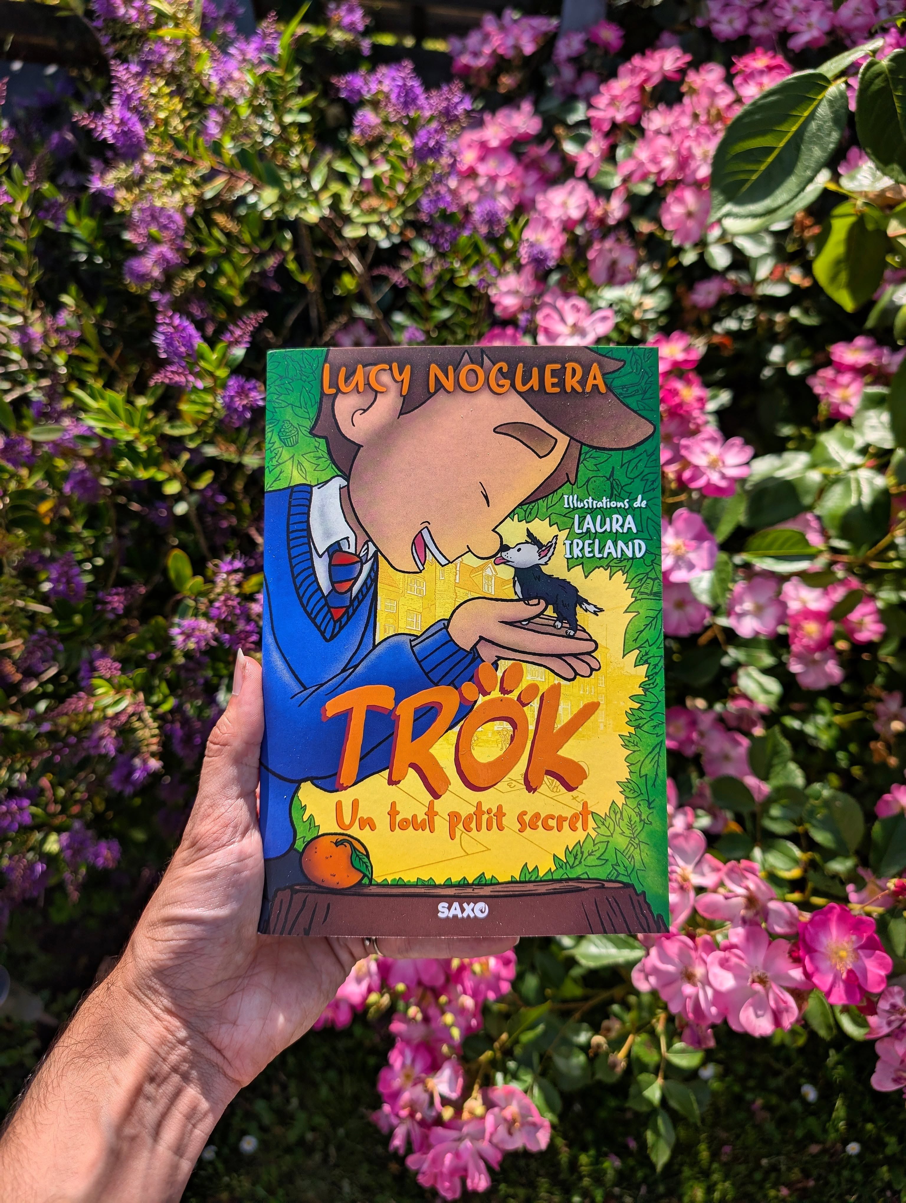 ✨ Trok : Un tout petit secret - Lucy Noguera ✨
Et si votre nouveau meilleur ami tenait dans le creux de votre main ?
Après le décès de son père, Ernie doit quitter ses repères pour commencer une nouvelle vie à Londres avec sa maman et sa grande sœur Ivy.
Le voilà dans un nouveau quartier avec tout ce que cela engendre : une nouvelle école et une nouvelle maison... Autant dire que le changement n'est pas facile à vivre pour ce jeune garçon qui peine encore à trouver sa place.
Mais lorsqu'il découvre un incroyable secret caché dans ses affaires : un minuscule chiot nommé Trok, tout va basculer.
A peine plus grand qu'une mandarine, le chiot est si craquant qu'il est véritablement difficile de résister à son charme. Mais les animaux sont interdits dans la maison et alors que Ernie va tenter par tous les moyens de cacher Trok, celui-ci à d'autres idées en tête qui pourraient bien le faire découvrir.
Cette histoire parle de deuil, de famille et de l'amitié, mais il apporte aussi une vraie douceur sur ces thèmes et les amène de la meilleure des façons.
Ce roman aborde aussi la langue des signes car la soeur de Ernie est sourde et ne communique qu'en langue des signes. D'ailleurs, vous retrouverez à la fin du récit un petit guide assez sympa pour épeler son prénom. Je trouve que c'est une bonne idée pour introduire les plus jeunes à ce sujet !
C'est un récit jeunesse qui plaira à coup surs aux lecteurs et notamment pour ceux qui ont envie de suivre une folle aventure aux côtés de Trok et Ernie.
Qui sait, il se peut que vous aussi un jour, vous trouverez un petit chien qui vous fera fondre le coeur...
Ce roman est à découvrir chez @editions_saxo !
#Bookstagram #Trok #LucyNoguera #RomanJeunesse #LectureJeunesse