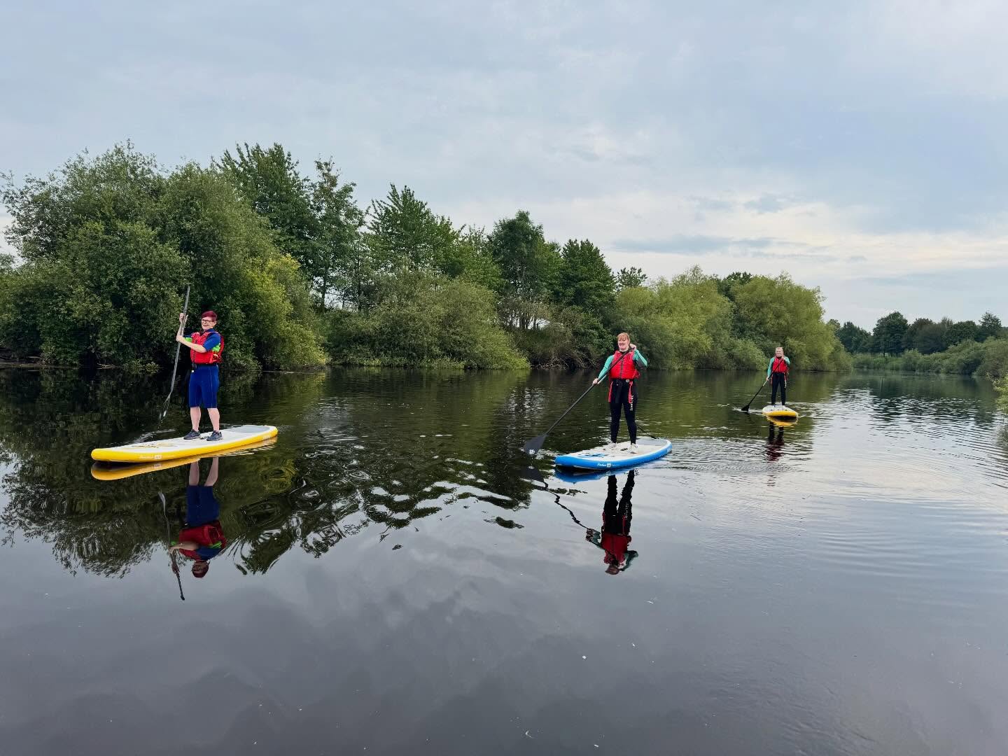 The most perfect conditions for a paddle tonight 🌅
The river was like glass, the birds were singing , and it was one of those evenings where everything just felt peaceful. We finished the paddle with pizza, homemade brownies, and hot chocolate by the fire 🍕☕
Thank you to @aldwarkbridgeglamping
Our Paddle & Pizza nights really are something special, and the best part? You can be completely new to paddle boarding and still join us.
The paddle season flies by, so don’t miss out – get your Paddle & Pizza night booked in! 🏄♀️✨
https://www.yorkietalkies.co.uk/yto-paddle-boarding-events
#getoutside #YTO #paddleboarding #paddle